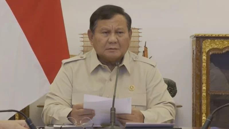Presiden Prabowo Subianto saat memimpin rapat penanganan sejumlah bencana yang terjadi di Indonesia secara hybrid dari Istana Merdeka. (Foto: YouTube Sekretariat Presiden). Presiden Prabowo Subianto saat memimpin rapat penanganan sejumlah bencana yang terjadi di Indonesia secara hybrid dari Istana Merdeka. (Foto: YouTube Sekretariat Presiden).