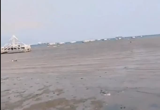 Penampakan air laut yang surut Penampakan air laut yang surut