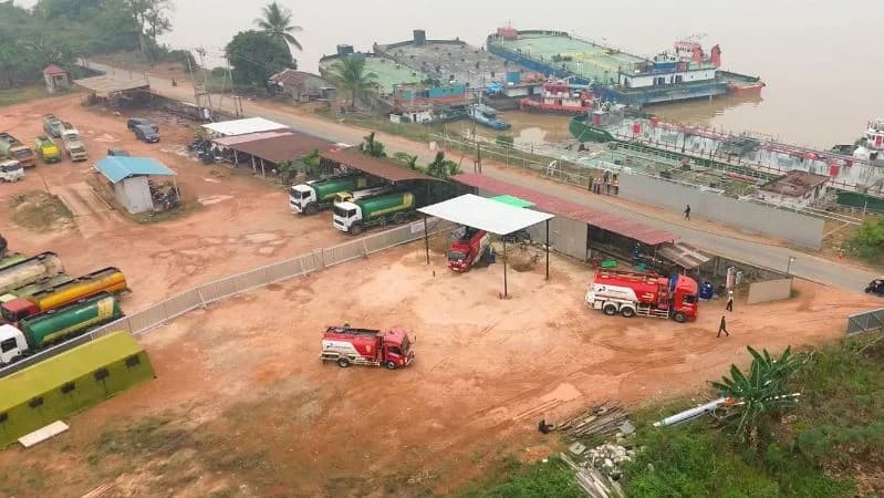 Air Sungai Kapuas Surut dan Ganggu Jalur Distribusi BBM Menuju Kabupaten Sintang, Kalimantan Barat. Air Sungai Kapuas Surut dan Ganggu Jalur Distribusi BBM Menuju Kabupaten Sintang, Kalimantan Barat.