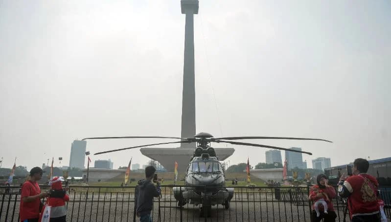Sejumlah warga melihat helikopter Caracal yang dipamerkan saat TNI Fair 2026 di Monas. Sejumlah warga melihat helikopter Caracal yang dipamerkan saat TNI Fair 2026 di Monas.