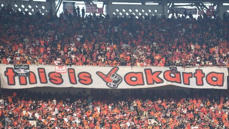 Pendukung Persija The Jakmania saat beri dukungan melawan Persib Bandung di Stadion Utama Gelora Bung Karno (SUBGK). Pendukung Persija The Jakmania saat beri dukungan melawan Persib Bandung di Stadion Utama Gelora Bung Karno (SUBGK).
