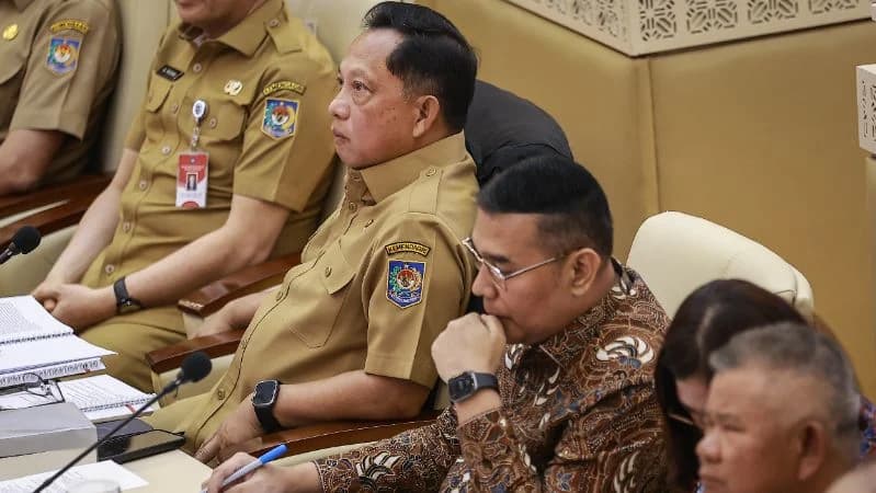 Mendagri Tito Karnavian dalam rapat kerja dengan Komisi II DPR di komplek parlemen Senayan, Jakarta. Mendagri Tito Karnavian dalam rapat kerja dengan Komisi II DPR di komplek parlemen Senayan, Jakarta.
