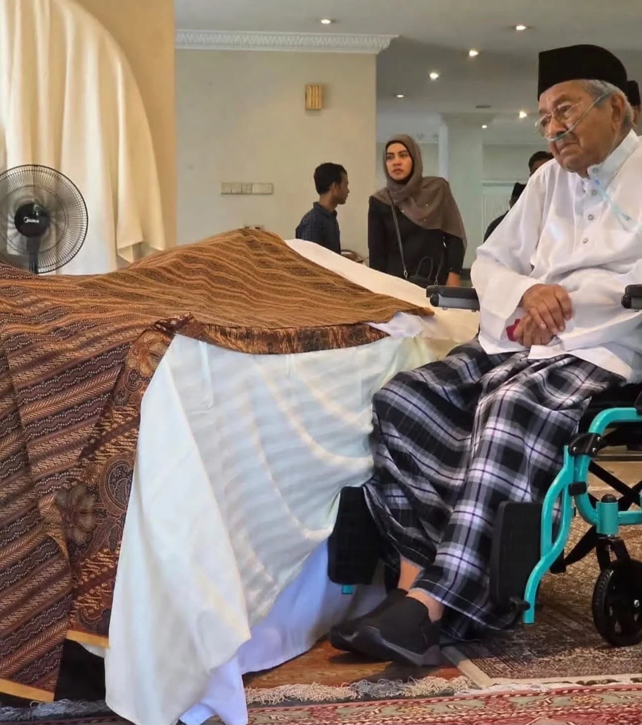 Mantan Perdana Menteri Malaysia, Tun Dr Mahathir Mohamad duduk discamping jenazah sang istri tercinta, Tun Dr Siti Hasmah Mohd Ali. Mantan Perdana Menteri Malaysia, Tun Dr Mahathir Mohamad duduk discamping jenazah sang istri tercinta, Tun Dr Siti Hasmah Mohd Ali.