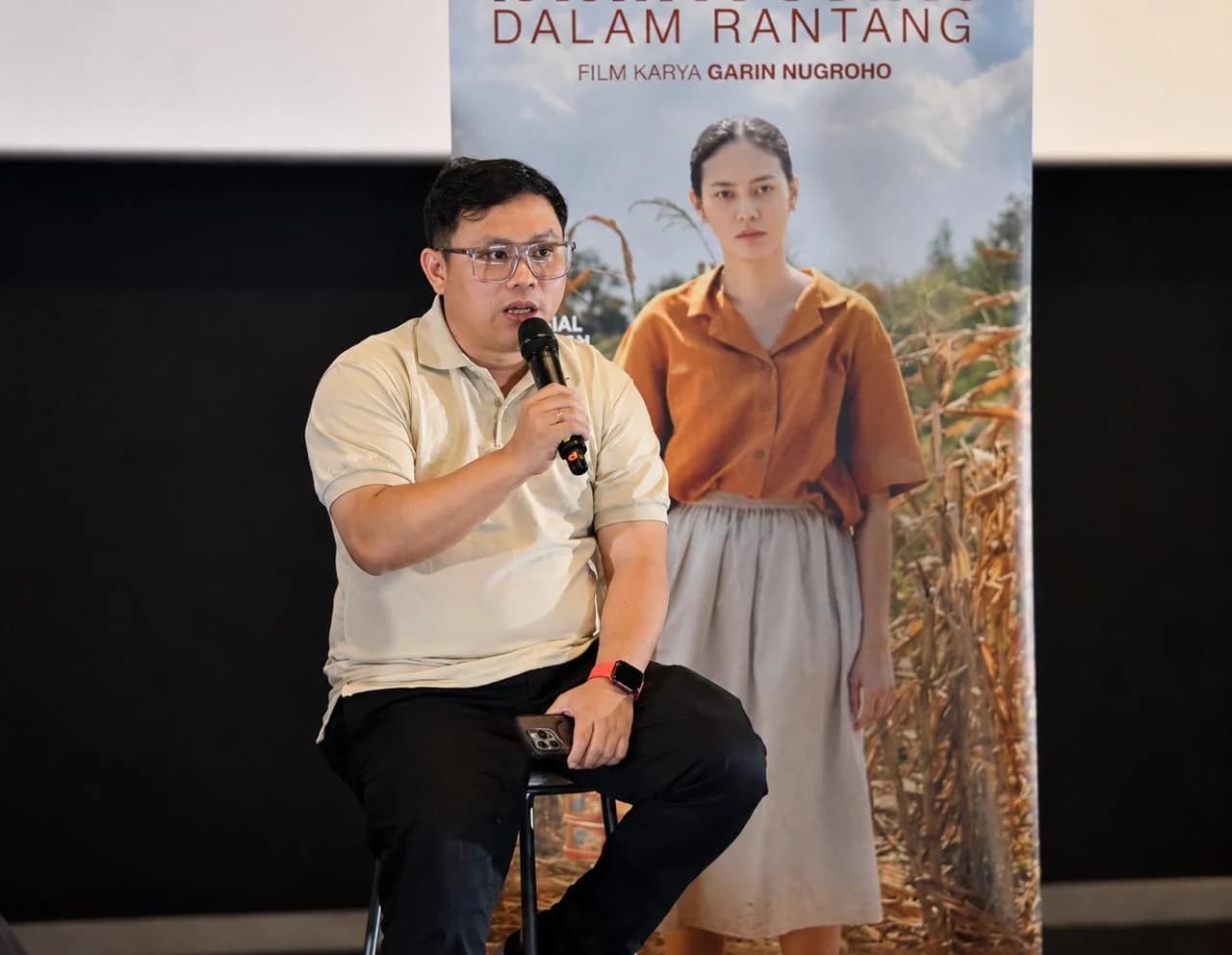 Deputi II BAKOM RI, Timothy Ivan. Deputi II BAKOM RI, Timothy Ivan.