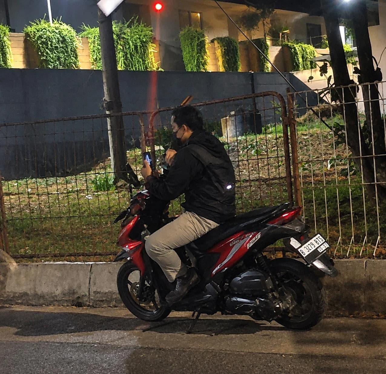 Oknum yang menguntit Islah Bahrawi. Oknum yang menguntit Islah Bahrawi.