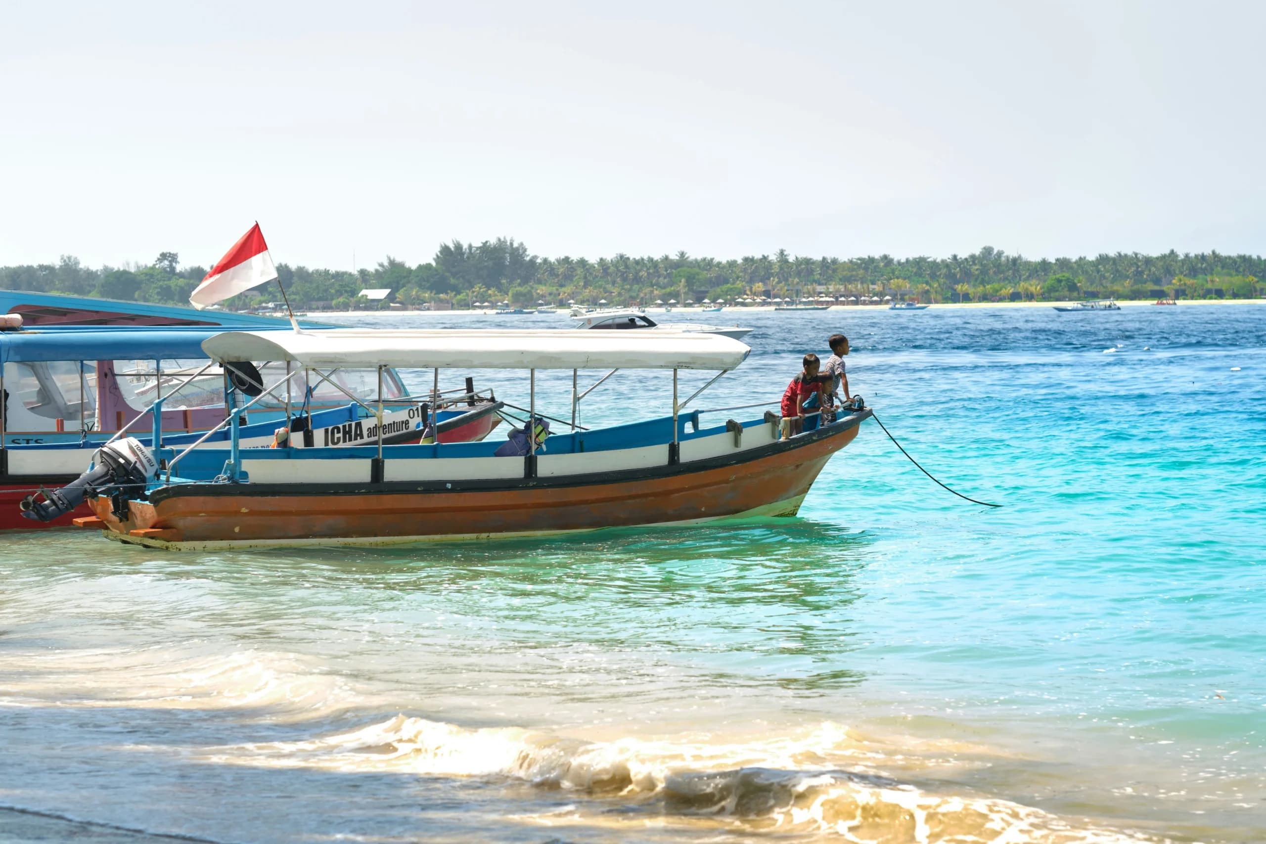 Ilustrasi kapal di pingir pantai Ilustrasi kapal di pingir pantai