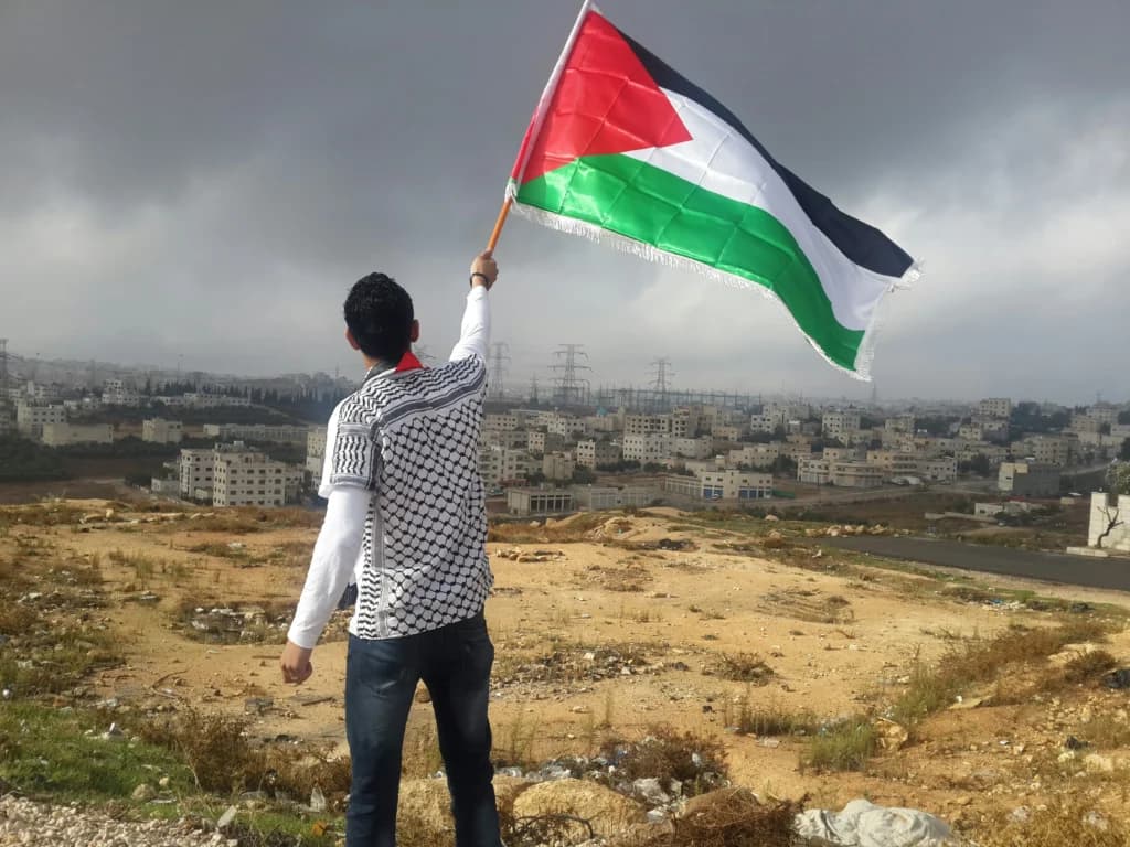 Pemuda mengibarkan bendera Palestina. (Sumber: Unsplash/ Ahmed Abu Hameeda) Pemuda mengibarkan bendera Palestina. (Sumber: Unsplash/ Ahmed Abu Hameeda)