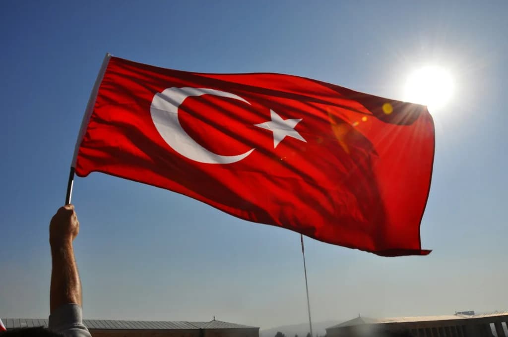 Bendera Turkiye. (Sumber: Unsplash/Ahmet Demiroğlu) Bendera Turkiye. (Sumber: Unsplash/Ahmet Demiroğlu)