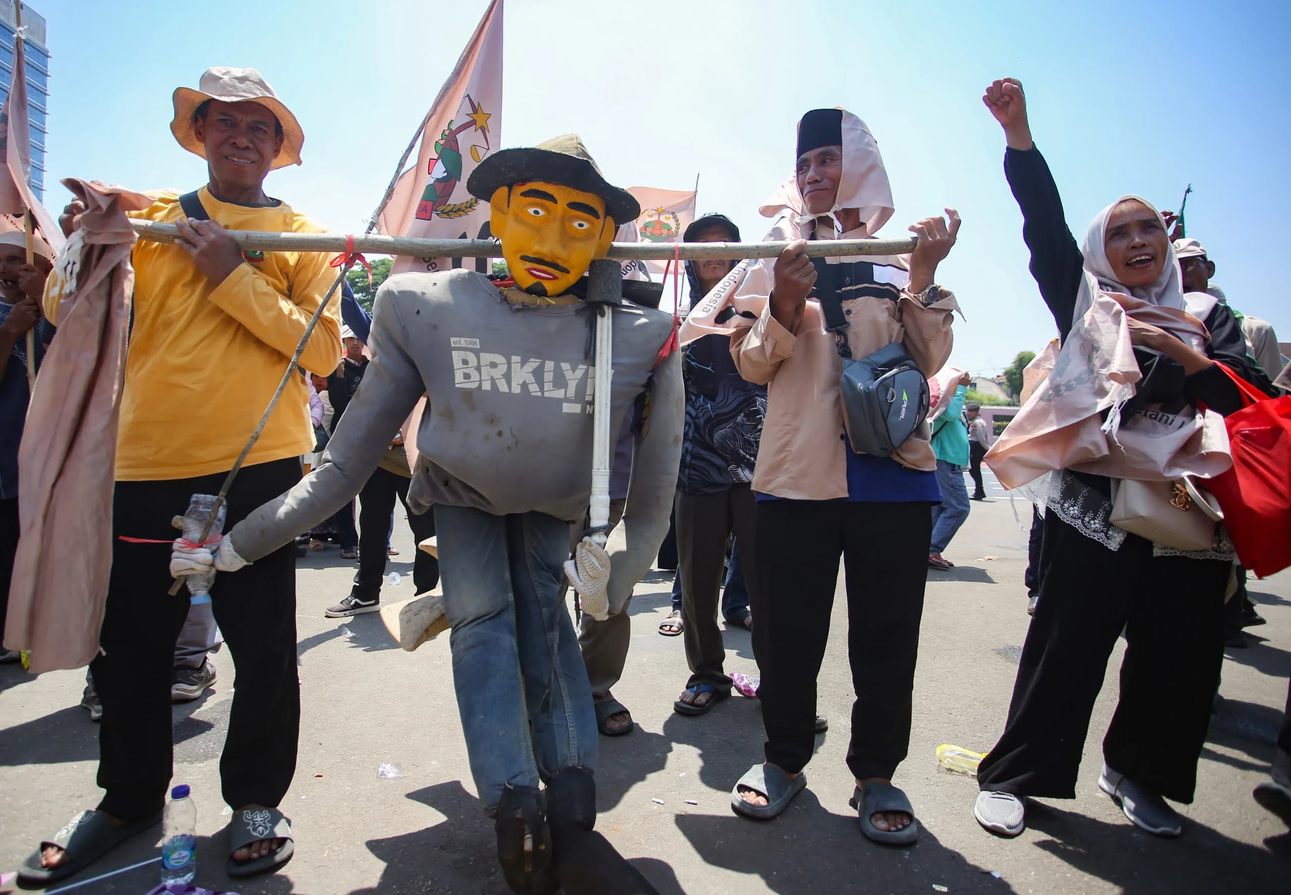 Pengunjuk rasa dari Serikat Petani Indonesia (SPI) membawa boneka saat mengikuti aksi damai di depan Gedung DPR RI, Jakarta, Senin (14/9/2026). Pengunjuk rasa dari Serikat Petani Indonesia (SPI) membawa boneka saat mengikuti aksi damai di depan Gedung DPR RI, Jakarta, Senin (14/9/2026).