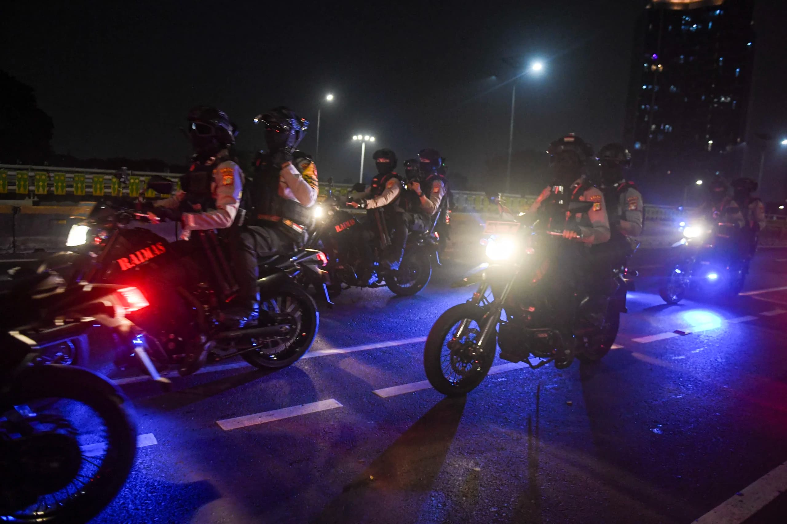 Anggota Brimob Polda Metro Jaya menaiki motor untuk membubarkan massa yang menggelar aksi di depan gedung DPR di kawasan Slipi, Jakarta, Kamis (27/8/2026). Anggota Brimob Polda Metro Jaya menaiki motor untuk membubarkan massa yang menggelar aksi di depan gedung DPR di kawasan Slipi, Jakarta, Kamis (27/8/2026).