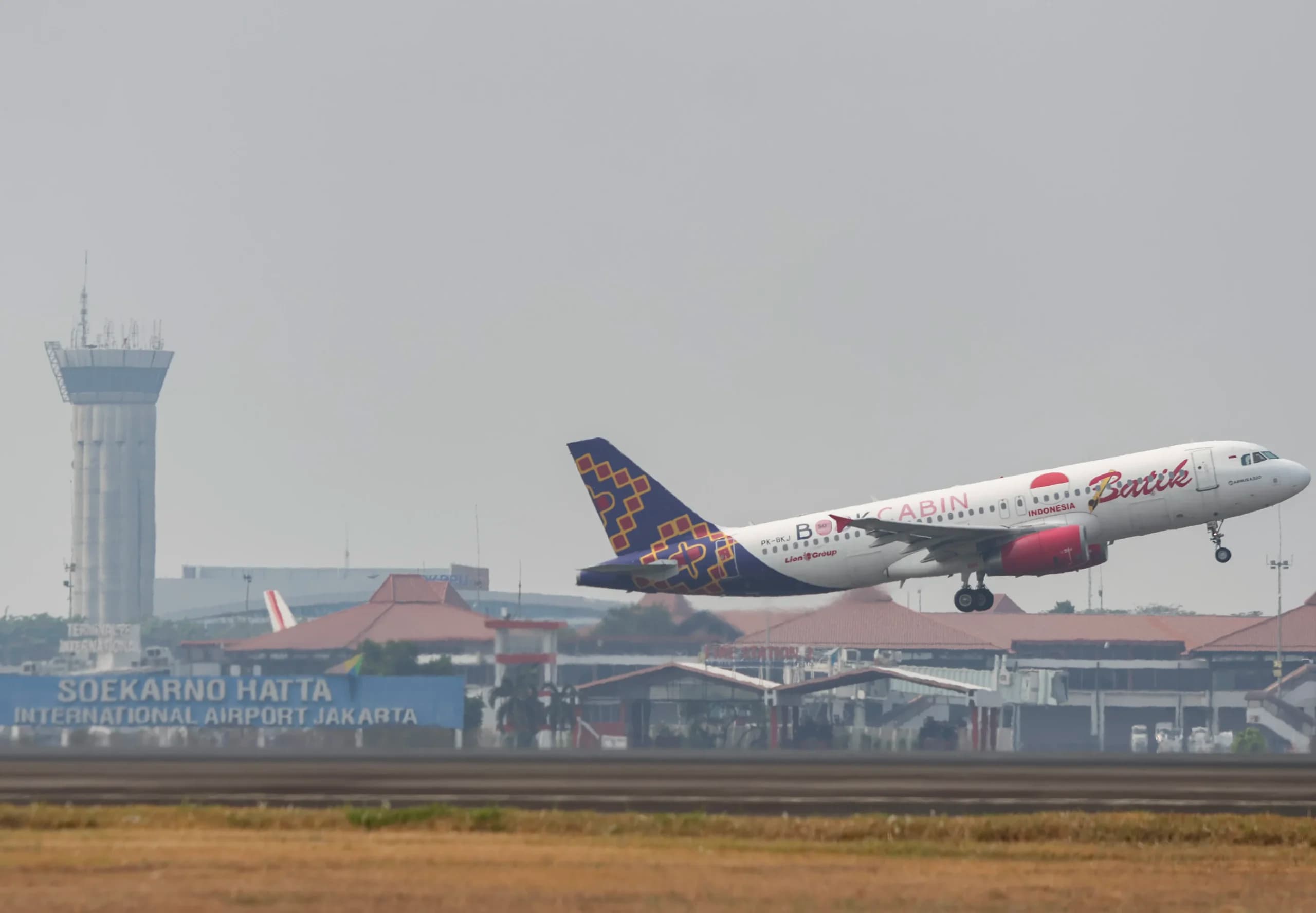 Pesawat maskapai dalam negeri lepas landas dari runway utara Bandara Soekarno-Hatta, Tangerang, Banten Pesawat maskapai dalam negeri lepas landas dari runway utara Bandara Soekarno-Hatta, Tangerang, Banten
