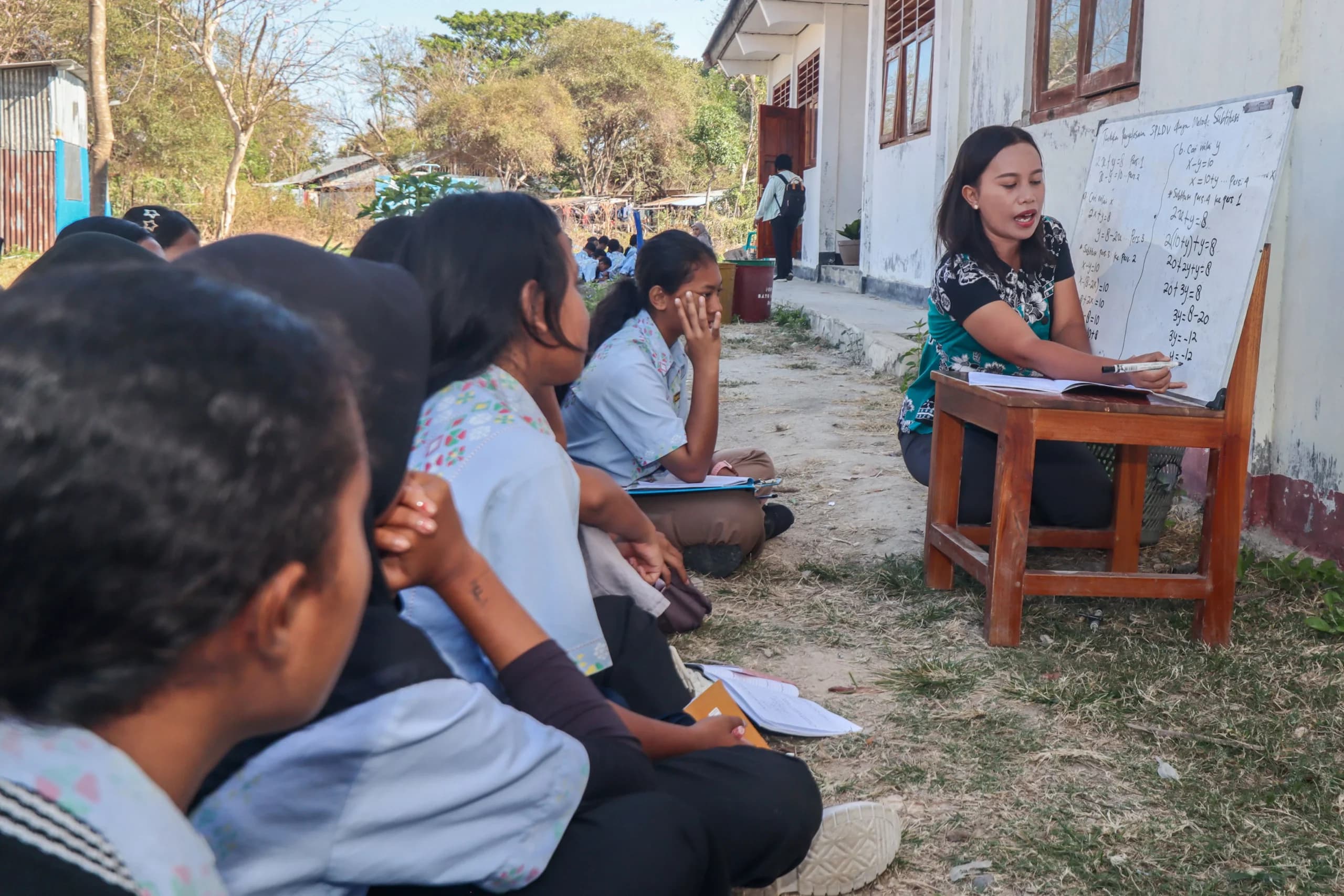 Guru mengajari siswa di luar gedung SMPN 8 Komodo di Labuan Bajo, Manggarai Barat, NTT, Kamis (3/9/2026). Guru mengajari siswa di luar gedung SMPN 8 Komodo di Labuan Bajo, Manggarai Barat, NTT, Kamis (3/9/2026).