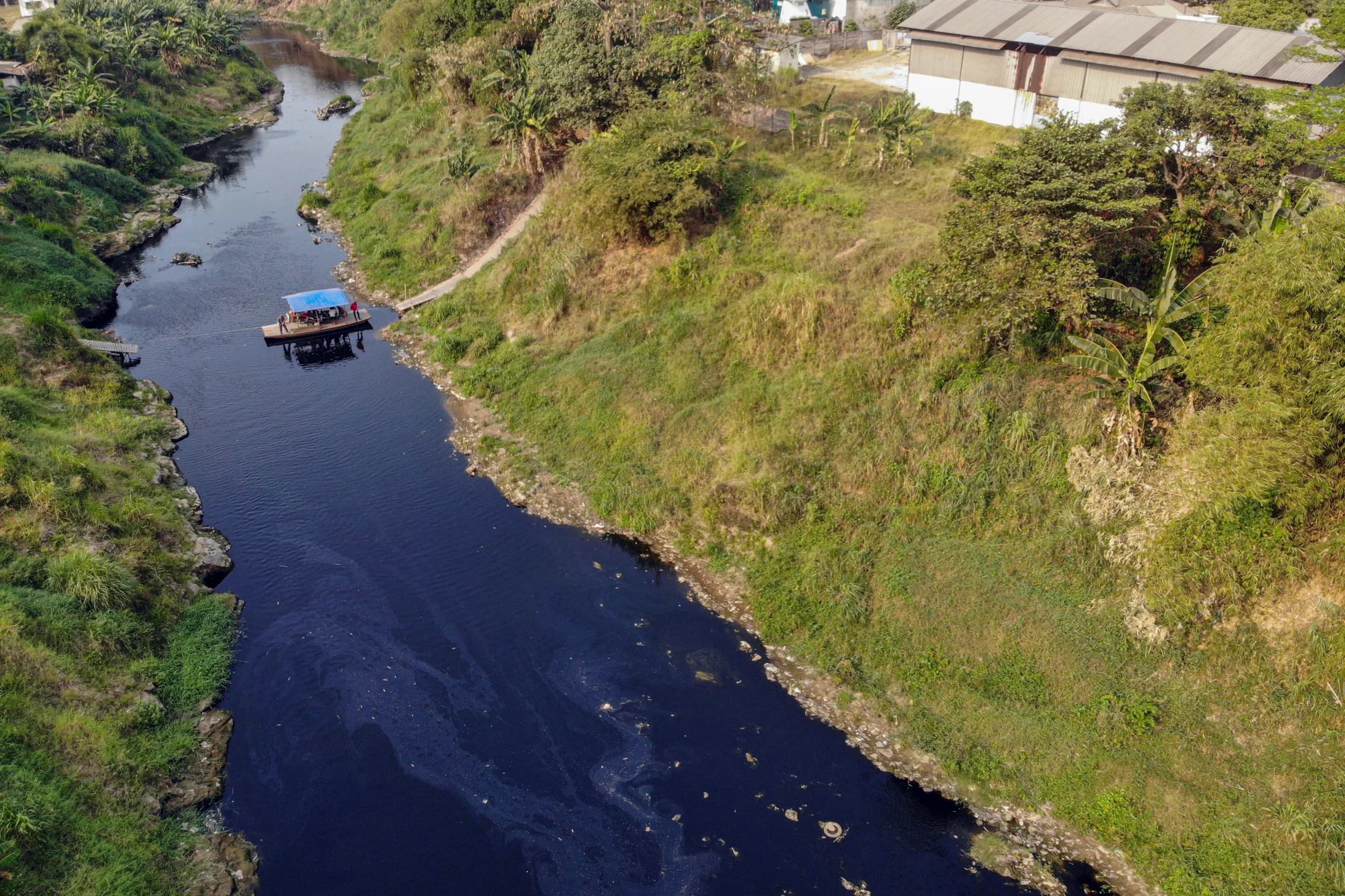 Foto udara Sungai Cileungsi yang airnya menghitam akibat tercemar limbah di kawasan Ciangsana, Gunung Putri, Kabupaten Bogor, Jawa Barat, Selasa (15/9/2026). Dinas Lingkungan Hidup (DLH) Kabupaten Bogor mengungkap dugaan penyebab aliran Sungai Cileungsiâ Gunung Putri berubah menjadi hitam dan mengeluarkan bau menyengat akibat pencemaran dari aktivitas industri serta pengelolaan limbah yang tidak maksimal. ANTARA FOTO/Yulius Satria Wijaya Foto udara Sungai Cileungsi yang airnya menghitam akibat tercemar limbah di kawasan Ciangsana, Gunung Putri, Kabupaten Bogor, Jawa Barat, Selasa (15/9/2026). Dinas Lingkungan Hidup (DLH) Kabupaten Bogor mengungkap dugaan penyebab aliran Sungai Cileungsiâ Gunung Putri berubah menjadi hitam dan mengeluarkan bau menyengat akibat pencemaran dari aktivitas industri serta pengelolaan limbah yang tidak maksimal. ANTARA FOTO/Yulius Satria Wijaya