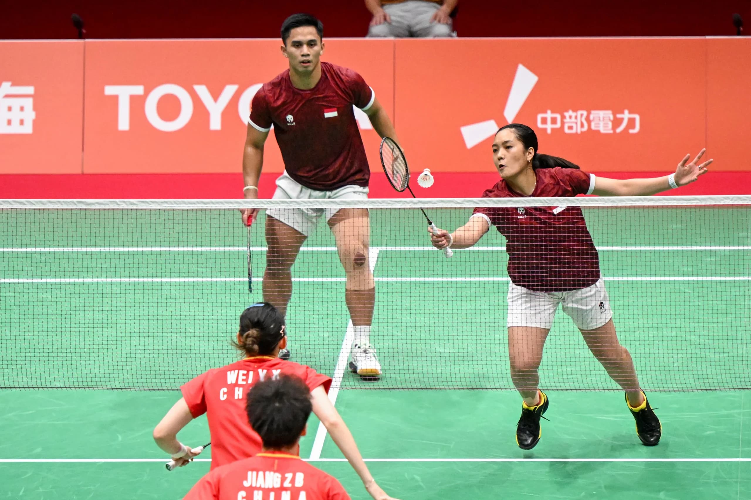 Pebulu tangkis ganda campuran Indonesia Amri Syahnawi (kiri) dan Nita Violina Marwah (kanan) mengembalikan kok ke arah pebulu tangkis China Jiang Zheng Bang dan Wei Yaxin pada final bulu tangkis ganda campuran Asian Games 2026 di Ichinomiya City Municipal Gymnasium, Nagoya, Aichi, Jepang, Selasa (29/9/2026). Pebulu tangkis ganda campuran Indonesia Amri Syahnawi (kiri) dan Nita Violina Marwah (kanan) mengembalikan kok ke arah pebulu tangkis China Jiang Zheng Bang dan Wei Yaxin pada final bulu tangkis ganda campuran Asian Games 2026 di Ichinomiya City Municipal Gymnasium, Nagoya, Aichi, Jepang, Selasa (29/9/2026).