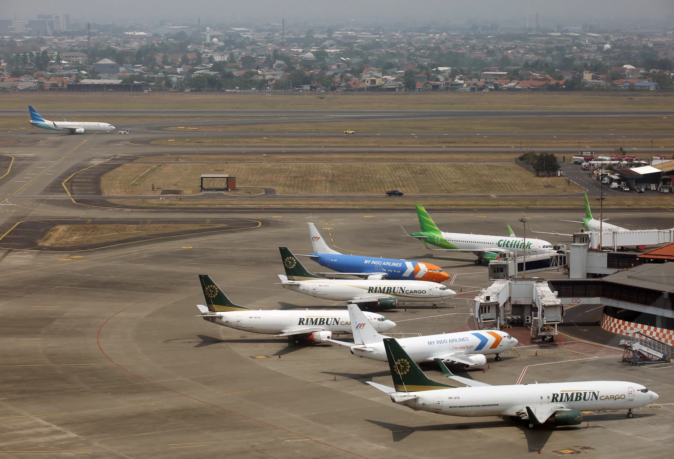 Sejumlah pesawat terparkir di apron Terminal 1 Bandara Soekarno Hatta, Tangerang, Banten Sejumlah pesawat terparkir di apron Terminal 1 Bandara Soekarno Hatta, Tangerang, Banten