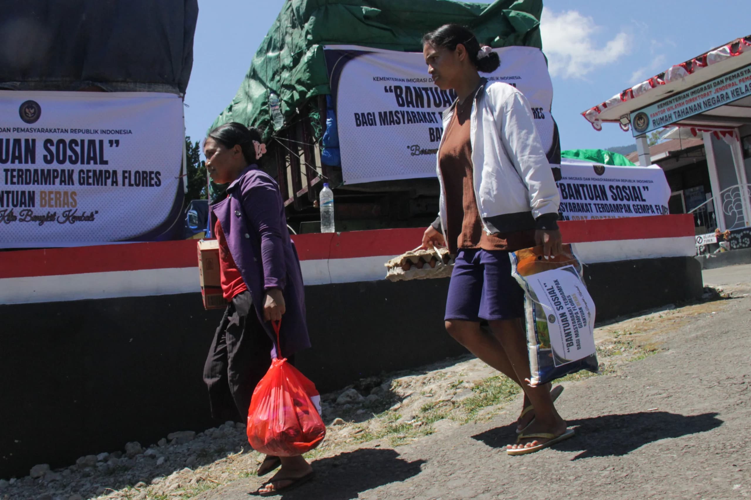 Warga membawa bantuan paket sembako dari Kementerian Imigrasi dan Pemasyarakatan di kompleks Rumah Tahanan Negara (Rutan) Kelas IIB Ruteng, Manggarai Timur, Kamis (3/9/2026). Warga membawa bantuan paket sembako dari Kementerian Imigrasi dan Pemasyarakatan di kompleks Rumah Tahanan Negara (Rutan) Kelas IIB Ruteng, Manggarai Timur, Kamis (3/9/2026).