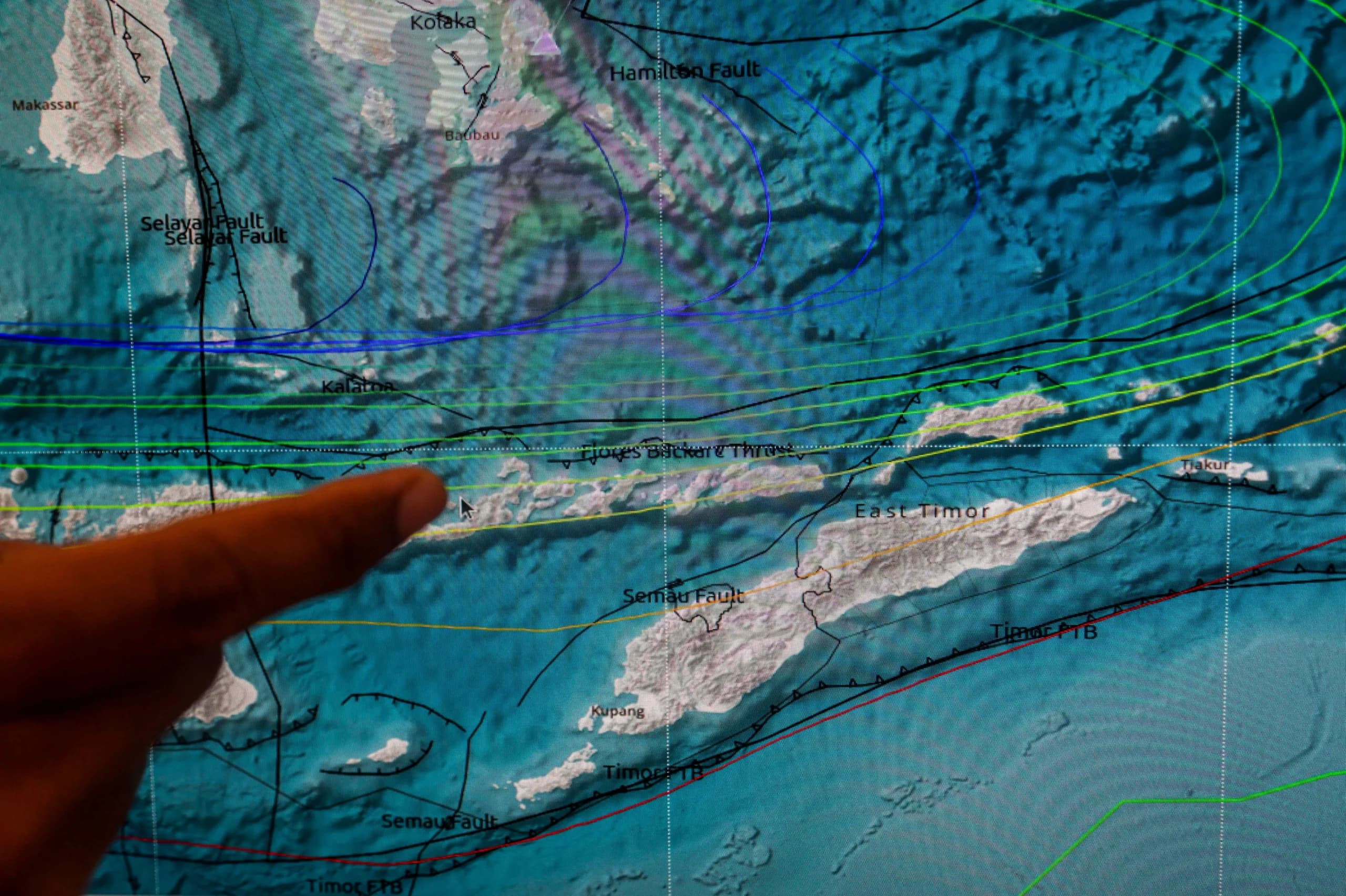 Petugas menunjukkan peta analisis terkait potensi gempa bumi dan tsunami melalui layar monitor usai konferensi pers pemutakhiran pascagempa bumi Flores di Kantor Pusat Badan Meteorologi, Klimatologi, dan Geofisika (BMKG), Jakarta, Selasa (15/9/2026). Petugas menunjukkan peta analisis terkait potensi gempa bumi dan tsunami melalui layar monitor usai konferensi pers pemutakhiran pascagempa bumi Flores di Kantor Pusat Badan Meteorologi, Klimatologi, dan Geofisika (BMKG), Jakarta, Selasa (15/9/2026).