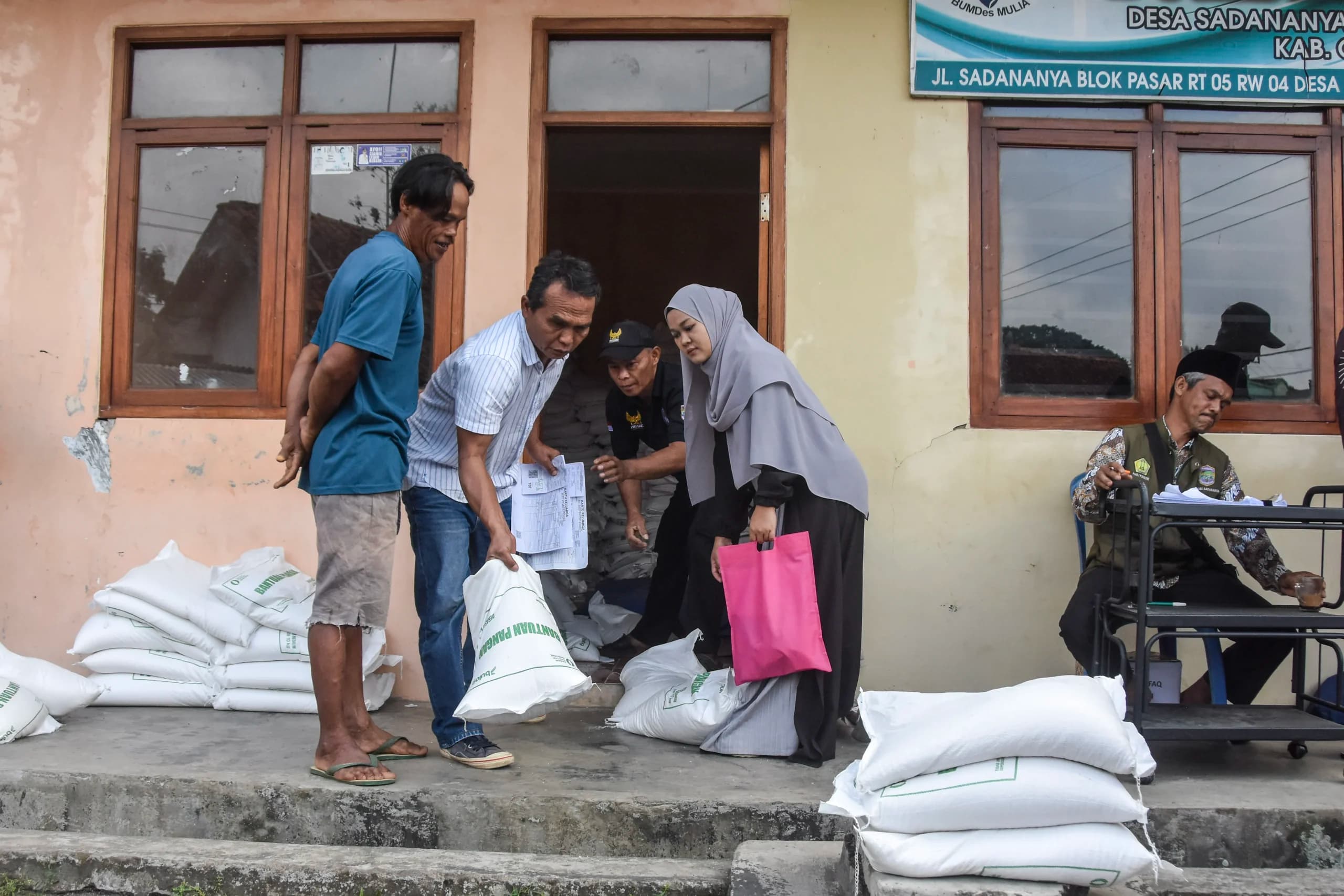 Warga dari Keluarga Penerima Manfaat (KPM) membawa beras bantuan setelah diperiksa kesehatannya di Kantor BUMDes Mulia, Desa Sadananya, Kecamatan Sadananya, Kabupaten Ciamis, Jawa Barat, Jumat (4/9/2026). Warga dari Keluarga Penerima Manfaat (KPM) membawa beras bantuan setelah diperiksa kesehatannya di Kantor BUMDes Mulia, Desa Sadananya, Kecamatan Sadananya, Kabupaten Ciamis, Jawa Barat, Jumat (4/9/2026).