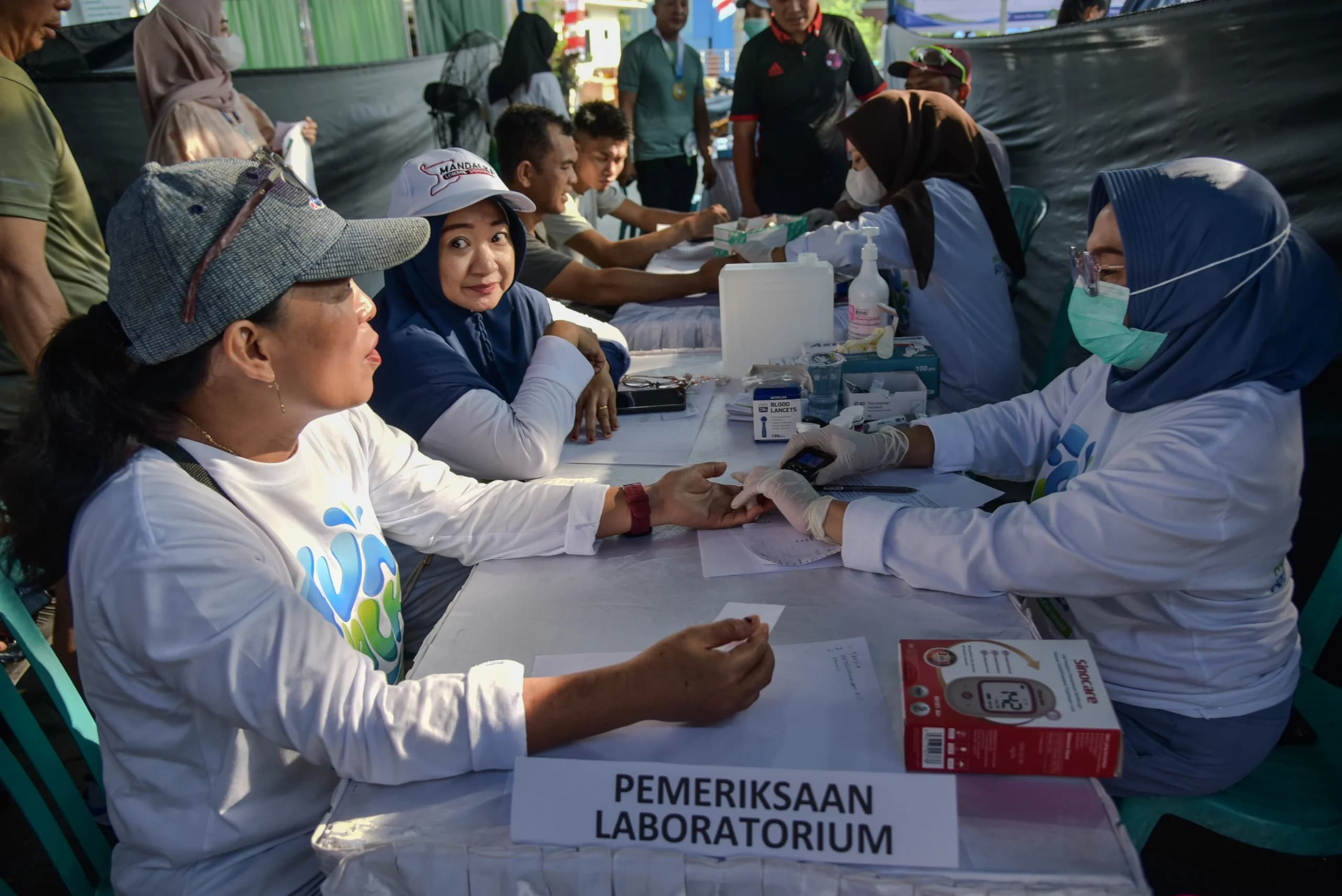 Petugas medis mengambil sampel darah warga saat cek kesehatan gratis dalam rangka kegiatan bakti kesehatan di halaman Rumah Sakit Undata Palu, Sulawesi Tengah Petugas medis mengambil sampel darah warga saat cek kesehatan gratis dalam rangka kegiatan bakti kesehatan di halaman Rumah Sakit Undata Palu, Sulawesi Tengah