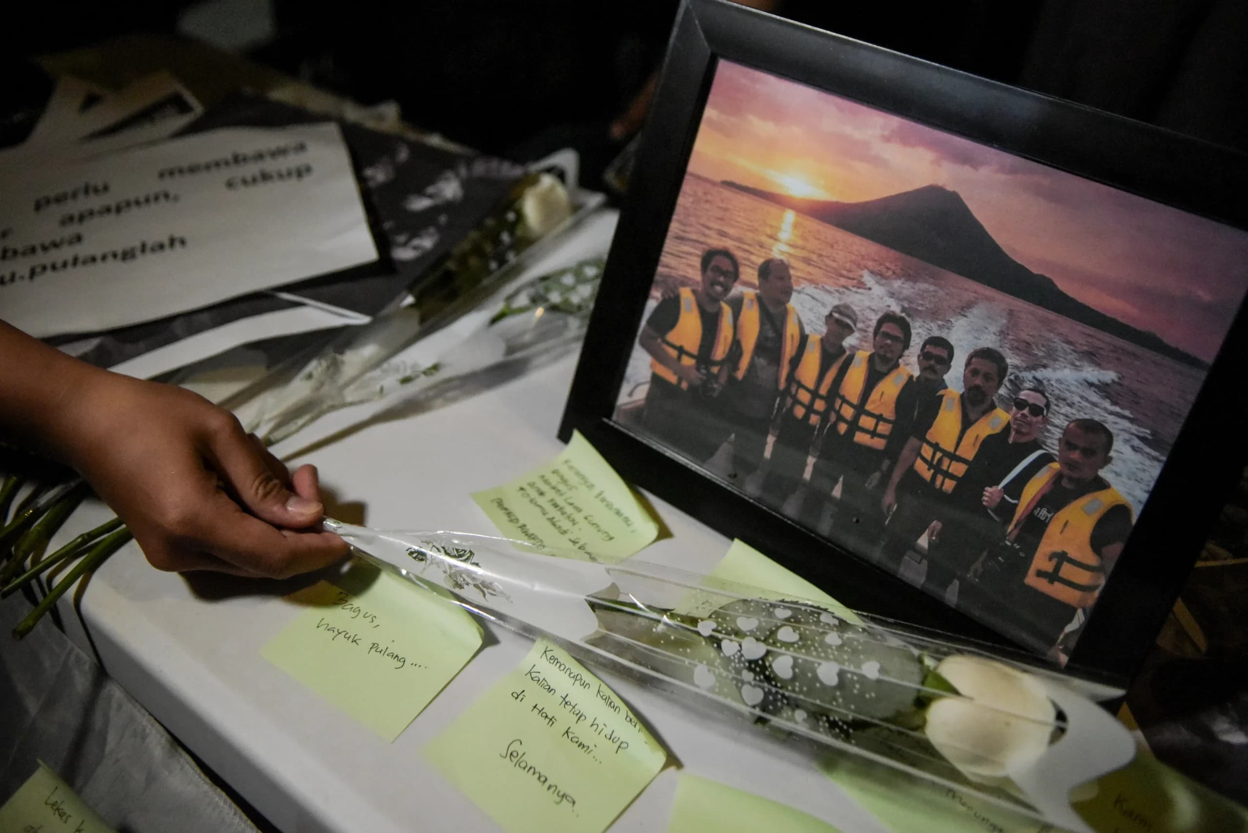 Jurnalis meletakkan bunga mawar saat mengikuti doa bersama untuk jurnalis dan awak kapal yang hilang kontak di Carita, Pandeglang, Banten, Kamis (17/9/2026). Jurnalis meletakkan bunga mawar saat mengikuti doa bersama untuk jurnalis dan awak kapal yang hilang kontak di Carita, Pandeglang, Banten, Kamis (17/9/2026).