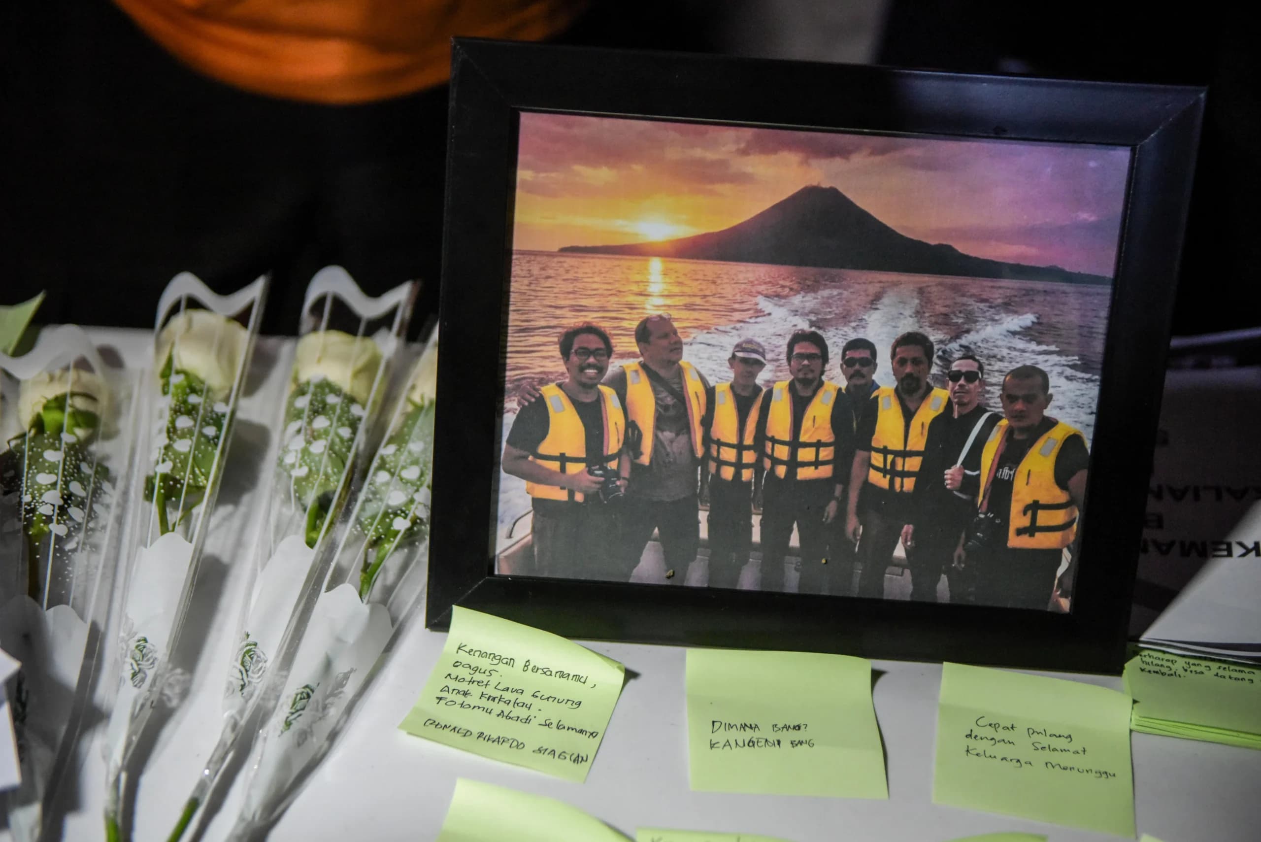 Bingkai foto dan bunga mawar berada di atas meja saat doa bersama untuk jurnalis dan awak kapal yang hilang kontak di Carita, Pandeglang, Banten, Kamis (17/9/2026). Bingkai foto dan bunga mawar berada di atas meja saat doa bersama untuk jurnalis dan awak kapal yang hilang kontak di Carita, Pandeglang, Banten, Kamis (17/9/2026).