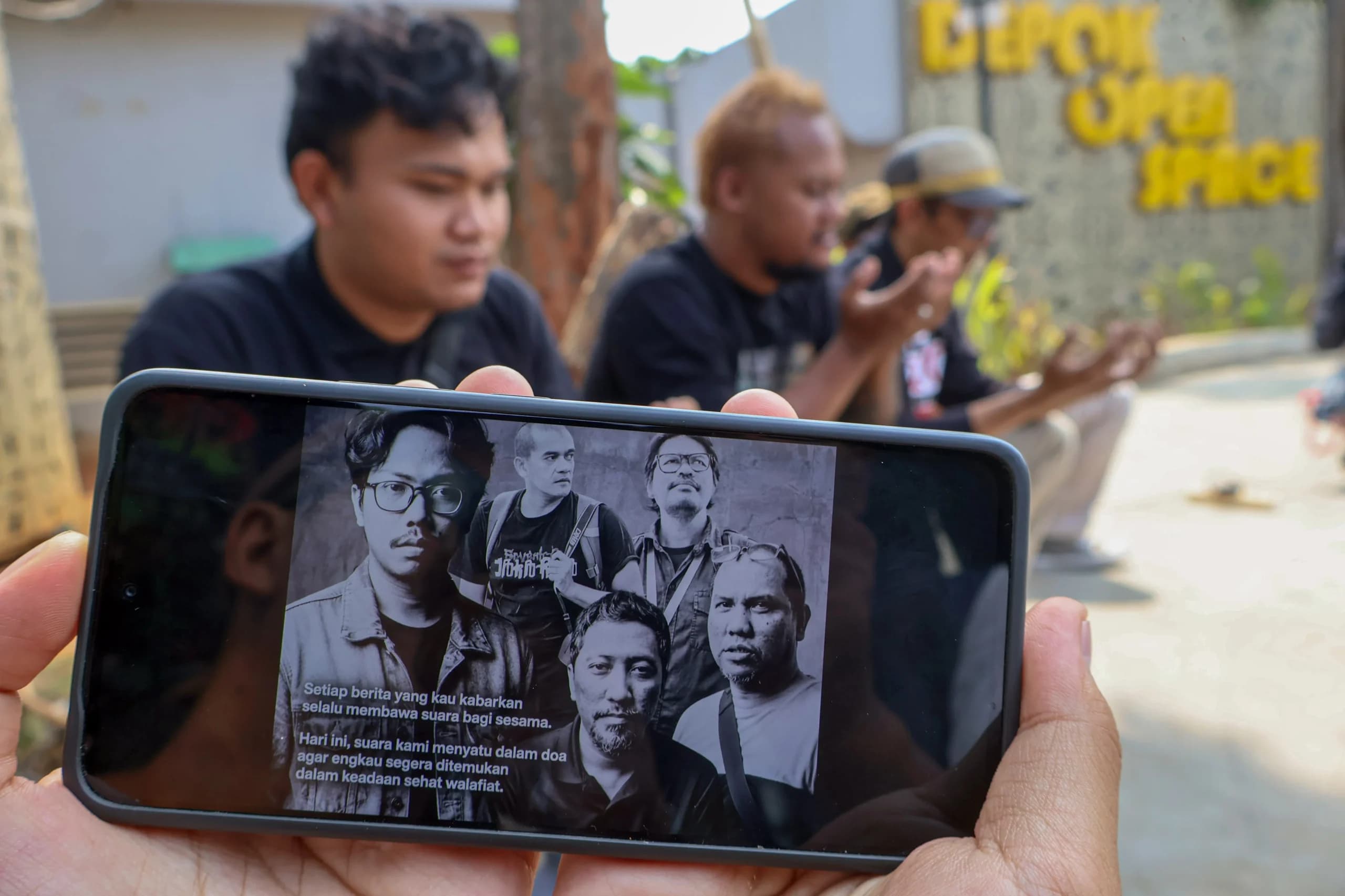 Sejumlah wartawan dari berbagai organisasi, seperti PFI, PWI dan IJTI, bersama Polres serta Pemkot Depok menggelar doa bersama di Depok Open Space, Depok, Jawa Barat, Kamis (10/9/2026). Sejumlah wartawan dari berbagai organisasi, seperti PFI, PWI dan IJTI, bersama Polres serta Pemkot Depok menggelar doa bersama di Depok Open Space, Depok, Jawa Barat, Kamis (10/9/2026).