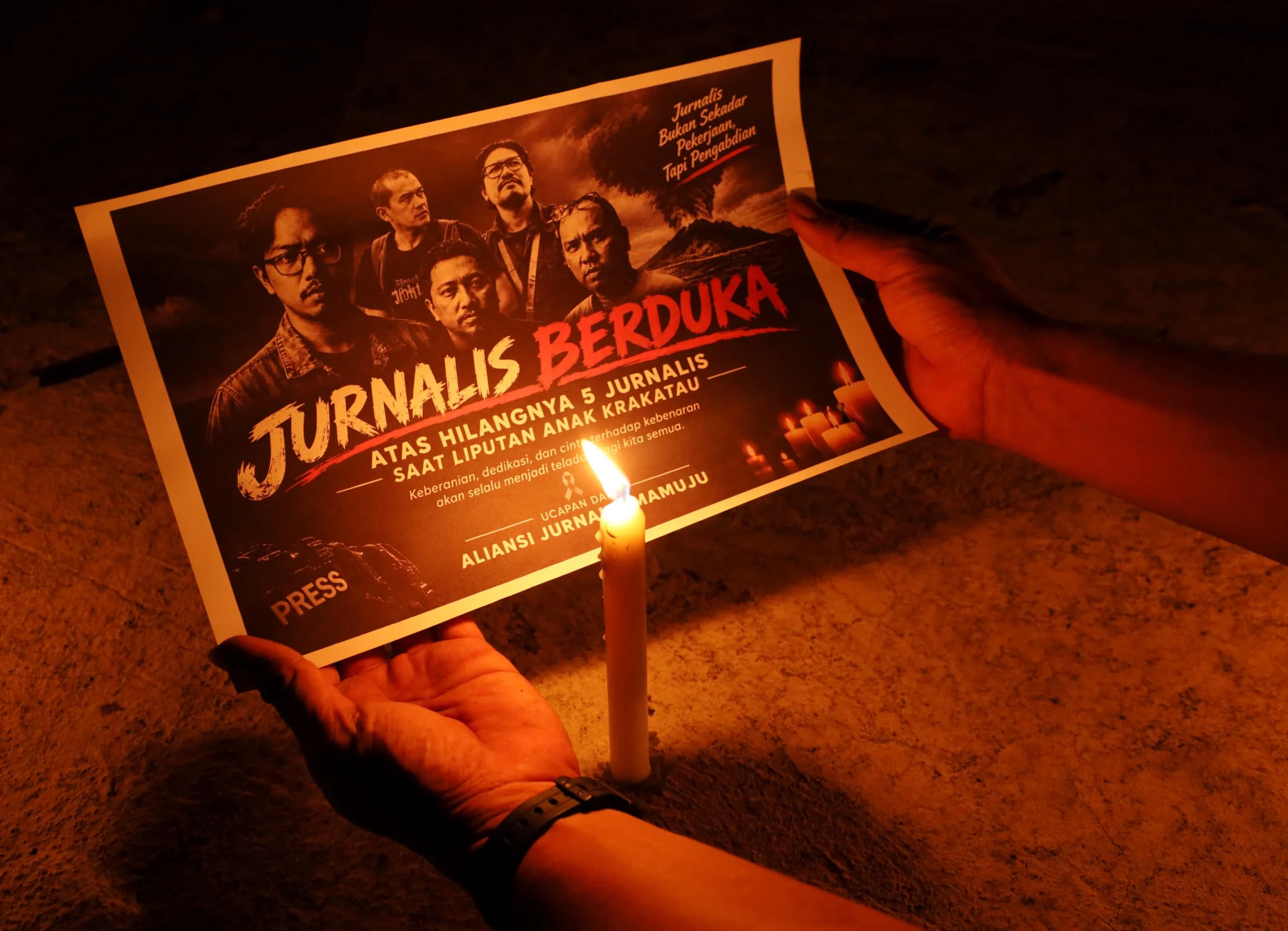 Jurnalis bersama masyarakat dan mahasiswa menggelar doa bersama di Bundaran Maleo, Mamuju, Sulawesi Barat, Senin (14/9/2026). Jurnalis bersama masyarakat dan mahasiswa menggelar doa bersama di Bundaran Maleo, Mamuju, Sulawesi Barat, Senin (14/9/2026).
