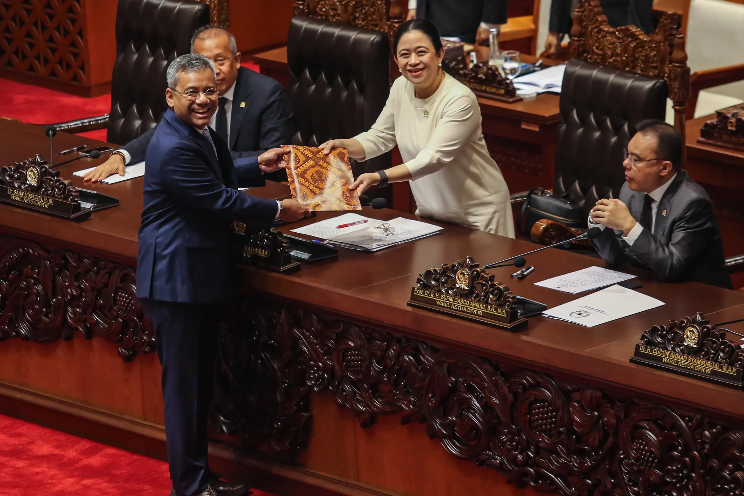 Ketua DPR Puan Maharani (kedua kanan) menerima berkas pendapat akhir dari Menteri Keuangan Suahasil Nazara (kiri) pada Rapat Paripurna DPR RI ke-7 Masa Persidangan I Tahun Sidang 2026-2027 di Kompleks Parlemen, Senayan, Jakarta. (Sumber: Antara Foto/Asprilla Dwi Adha/YU) Ketua DPR Puan Maharani (kedua kanan) menerima berkas pendapat akhir dari Menteri Keuangan Suahasil Nazara (kiri) pada Rapat Paripurna DPR RI ke-7 Masa Persidangan I Tahun Sidang 2026-2027 di Kompleks Parlemen, Senayan, Jakarta. (Sumber: Antara Foto/Asprilla Dwi Adha/YU)