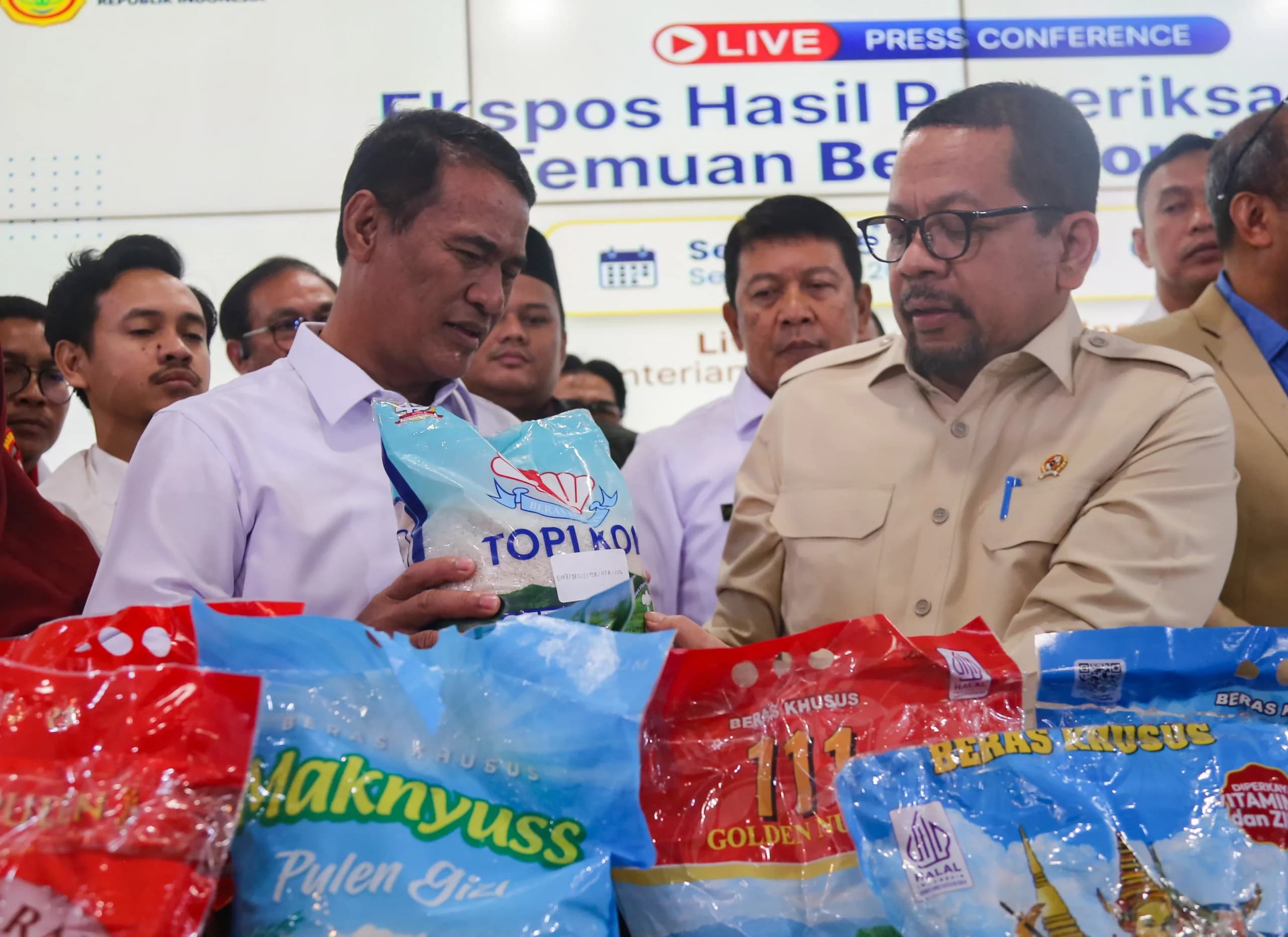 Menteri Pertanian Andi Amran Sulaiman (kiri) bersama Kepala Badan Komunikasi Pemerintah M. Qodari (kanan) menunjukkan barang bukti beras fortifikasi yang tidak memenuhi standar di gedung Kementerian Pertanian, Jakarta, Selasa (15/9/2026). Menteri Pertanian Andi Amran Sulaiman (kiri) bersama Kepala Badan Komunikasi Pemerintah M. Qodari (kanan) menunjukkan barang bukti beras fortifikasi yang tidak memenuhi standar di gedung Kementerian Pertanian, Jakarta, Selasa (15/9/2026).