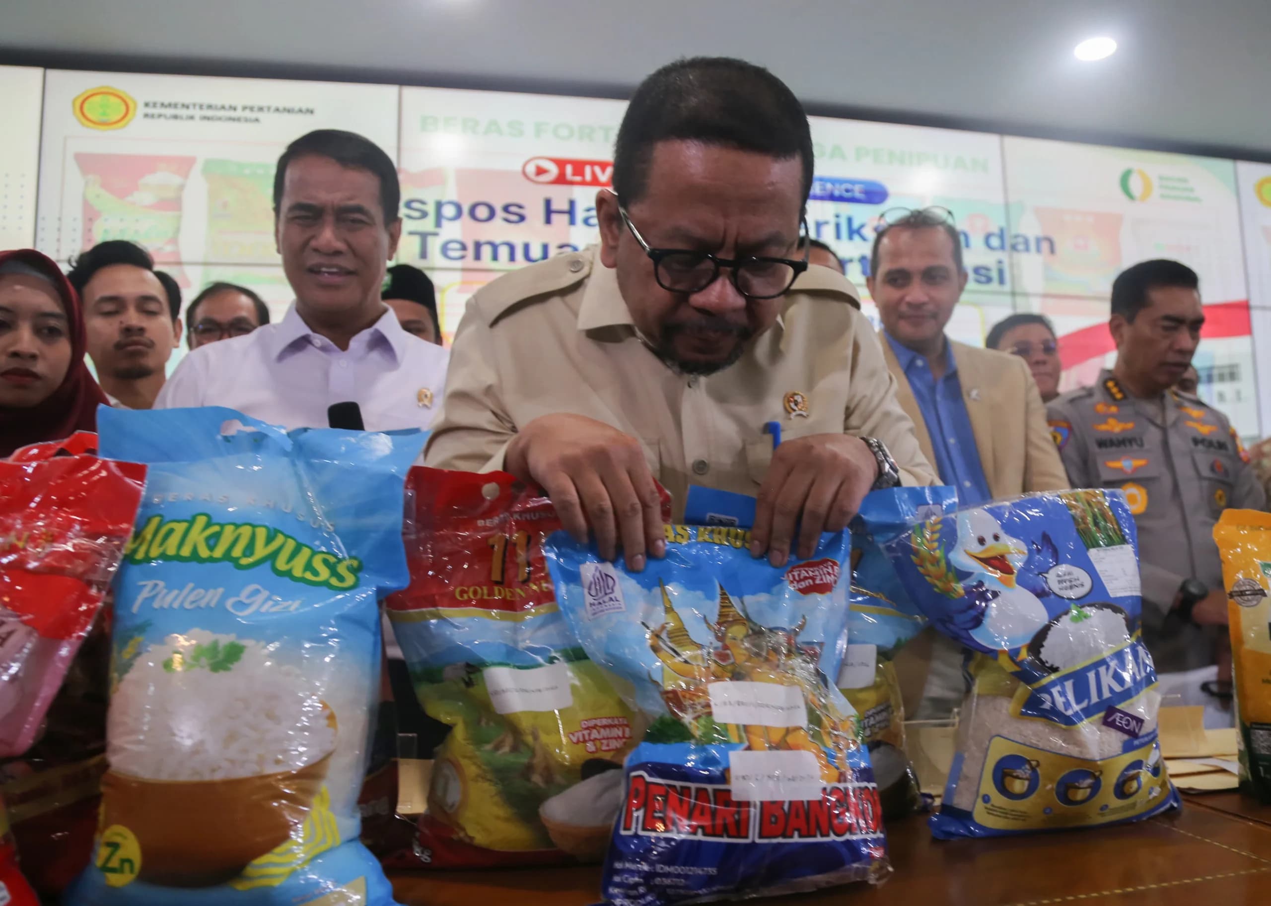 Menteri Pertanian Andi Amran Sulaiman (ketiga kiri) bersama Kepala Badan Komunikasi Pemerintah M. Qodari (tengah) menunjukkan barang bukti beras fortifikasi yang tidak memenuhi standar di gedung Kementerian Pertanian, Jakarta Menteri Pertanian Andi Amran Sulaiman (ketiga kiri) bersama Kepala Badan Komunikasi Pemerintah M. Qodari (tengah) menunjukkan barang bukti beras fortifikasi yang tidak memenuhi standar di gedung Kementerian Pertanian, Jakarta