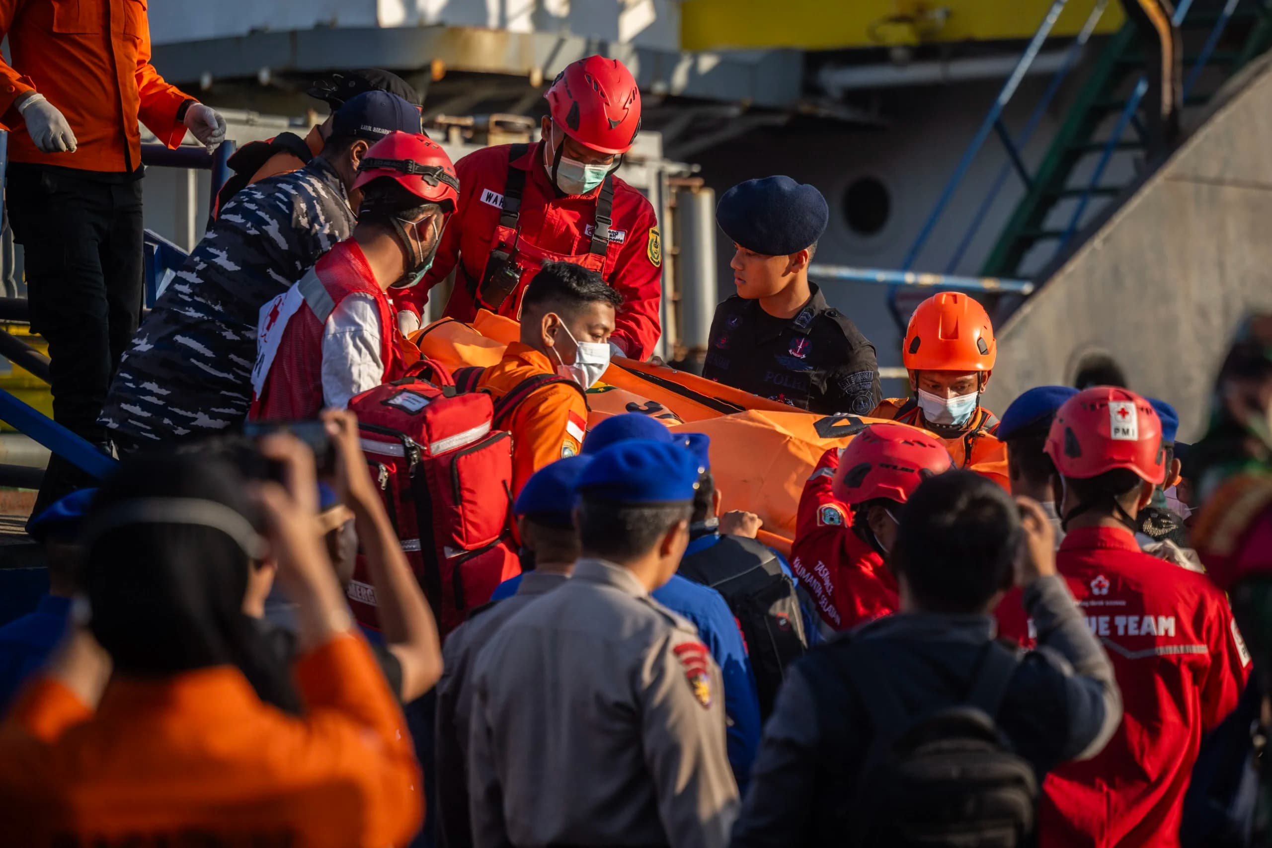 Tim SAR gabungan mengangkat kantong berisi jenazah korban kapal motor penumpang (KMP) Virgo Transport 8 yang tiba di Pelabuhan Tri Sakti, Banjarmasin, Kalimantan Selatan. (Sumber: Antara Foto/Bayu Pratama S/YU) Tim SAR gabungan mengangkat kantong berisi jenazah korban kapal motor penumpang (KMP) Virgo Transport 8 yang tiba di Pelabuhan Tri Sakti, Banjarmasin, Kalimantan Selatan. (Sumber: Antara Foto/Bayu Pratama S/YU)