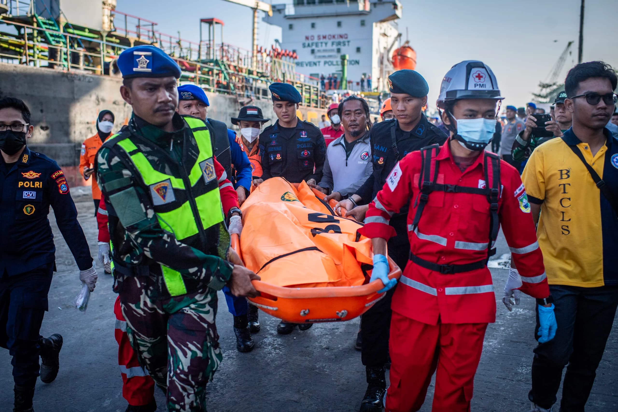 Tim SAR gabungan mengangkat kantong berisi jenazah korban kapal motor penumpang (KMP) Virgo Transport 8 yang tiba di Pelabuhan Tri Sakti, Banjarmasin, Kalimantan Selatan, Senin (14/9/2026). Tim SAR gabungan mengangkat kantong berisi jenazah korban kapal motor penumpang (KMP) Virgo Transport 8 yang tiba di Pelabuhan Tri Sakti, Banjarmasin, Kalimantan Selatan, Senin (14/9/2026).
