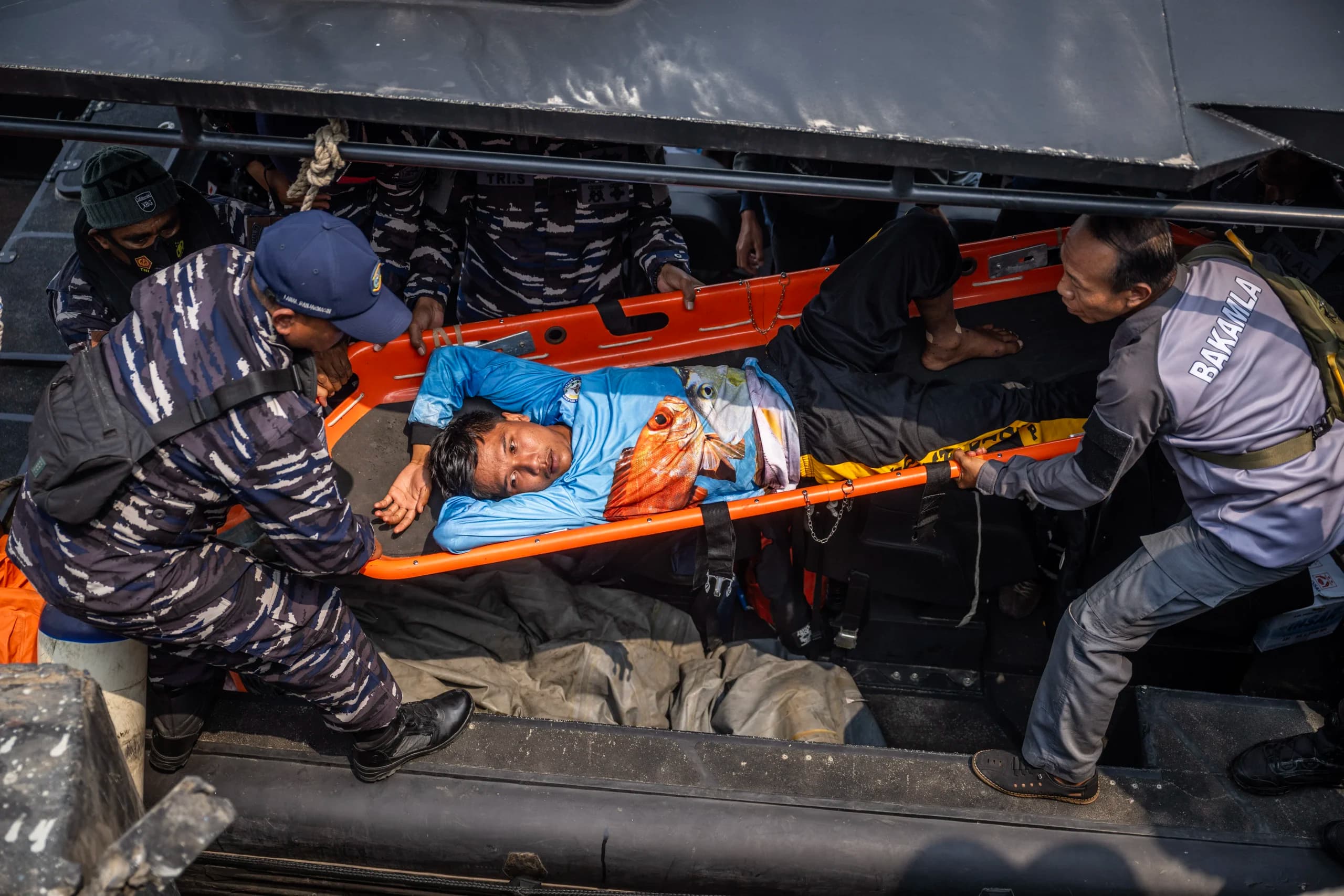 Prajurit TNI AL memindahkan korban kapal motor penumpang (KMP) Virgo Transport 8 dari kapal patroli cepat Lanal Banjarmasin di Pelabuhan Tri Sakti, Banjarmasin, Kalimantan Selatan, Selasa (15/9/2026). Prajurit TNI AL memindahkan korban kapal motor penumpang (KMP) Virgo Transport 8 dari kapal patroli cepat Lanal Banjarmasin di Pelabuhan Tri Sakti, Banjarmasin, Kalimantan Selatan, Selasa (15/9/2026).