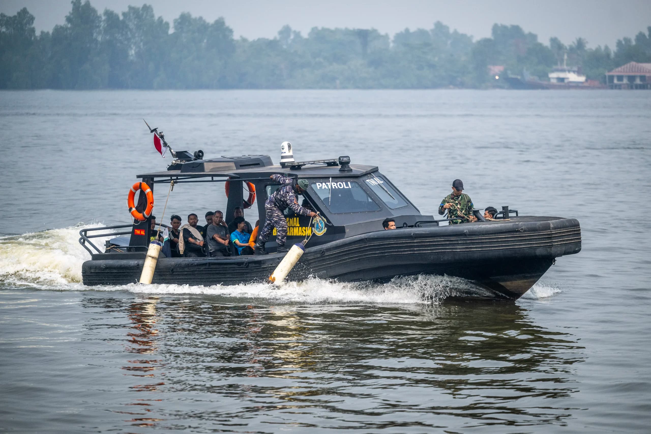 Prajurit TNI AL mengevakuasi korban kapal motor penumpang (KMP) Virgo Transport 8 menggunakan kapal patroli cepat Lanal Banjarmasin di Pelabuhan Tri Sakti, Banjarmasin, Kalimantan Selatan Prajurit TNI AL mengevakuasi korban kapal motor penumpang (KMP) Virgo Transport 8 menggunakan kapal patroli cepat Lanal Banjarmasin di Pelabuhan Tri Sakti, Banjarmasin, Kalimantan Selatan