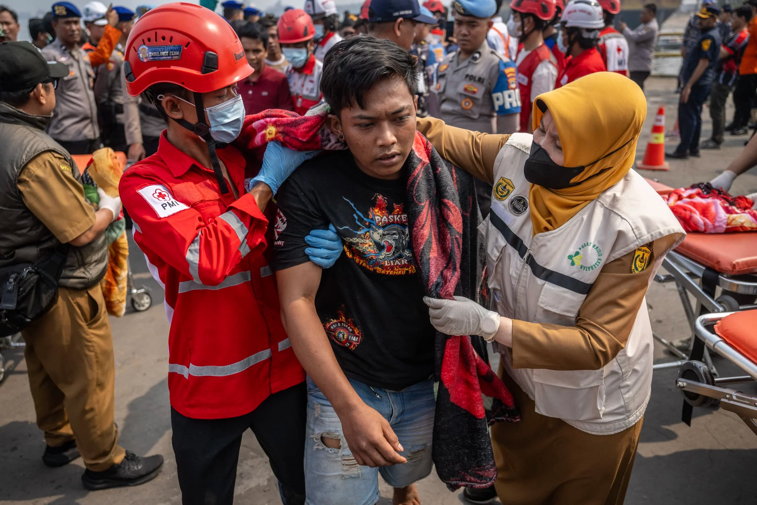 Tim SAR gabungan mengevakuasi penumpang kapal motor penumpang (KMP) Virgo Transport 8 dari kapal patroli cepat Lanal Banjarmasin di Pelabuhan Tri Sakti, Banjarmasin, Kalimantan Selatan Tim SAR gabungan mengevakuasi penumpang kapal motor penumpang (KMP) Virgo Transport 8 dari kapal patroli cepat Lanal Banjarmasin di Pelabuhan Tri Sakti, Banjarmasin, Kalimantan Selatan