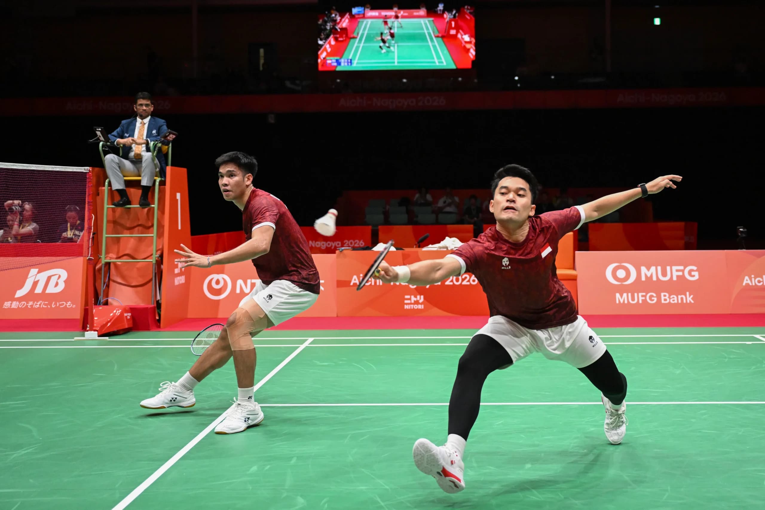 Pebulu tangkis ganda putra Indonesia Leo Rolly Carnando (kanan) dan Daniel Marthin (kiri) mengembalikan kok ke arah pebulu tangkis putra China He Ji Ting dan Liu Yi pada final beregu Asian Games Aichi Nagoya 2026 di Ichinomiya City Municipal Gymnasium, Nagoya, Aichi, Jepang, Kamis (24/9/2026). Pebulu tangkis ganda putra Indonesia Leo Rolly Carnando (kanan) dan Daniel Marthin (kiri) mengembalikan kok ke arah pebulu tangkis putra China He Ji Ting dan Liu Yi pada final beregu Asian Games Aichi Nagoya 2026 di Ichinomiya City Municipal Gymnasium, Nagoya, Aichi, Jepang, Kamis (24/9/2026).
