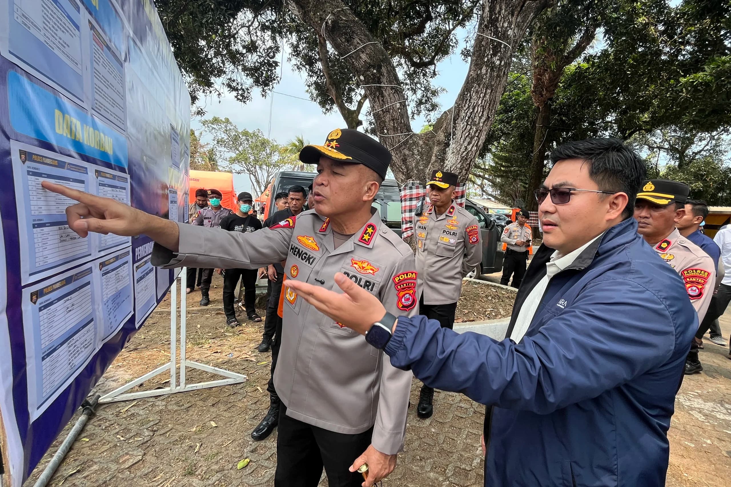 Kapolda Banten Irjen Pol Hengki (kiri) bersama Direktur Pemberitaan LKBN ANTARA Virgandhi Prayudantoro (kedua kanan) melihat informasi data korban penumpang kapal yang hilang kontak di Dermaga Marina Lippo Carita, Pandeglang, Banten. (Sumber: Antara Foto/Sigid Kurniawan/wsj) Kapolda Banten Irjen Pol Hengki (kiri) bersama Direktur Pemberitaan LKBN ANTARA Virgandhi Prayudantoro (kedua kanan) melihat informasi data korban penumpang kapal yang hilang kontak di Dermaga Marina Lippo Carita, Pandeglang, Banten. (Sumber: Antara Foto/Sigid Kurniawan/wsj)