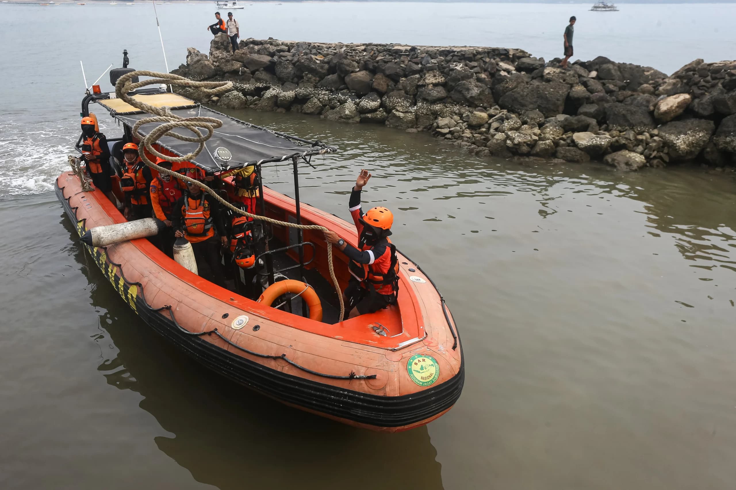 Personel Basarnas menaiki perahu karet RIB 02 Banten pada hari kelima operasi pencarian jurnalis dan awak kapal yang hilang kontak di Carita, Pandeglang, Banten. (Sumber: Antara Foto/Angga Budhiyanto/tom) Personel Basarnas menaiki perahu karet RIB 02 Banten pada hari kelima operasi pencarian jurnalis dan awak kapal yang hilang kontak di Carita, Pandeglang, Banten. (Sumber: Antara Foto/Angga Budhiyanto/tom)