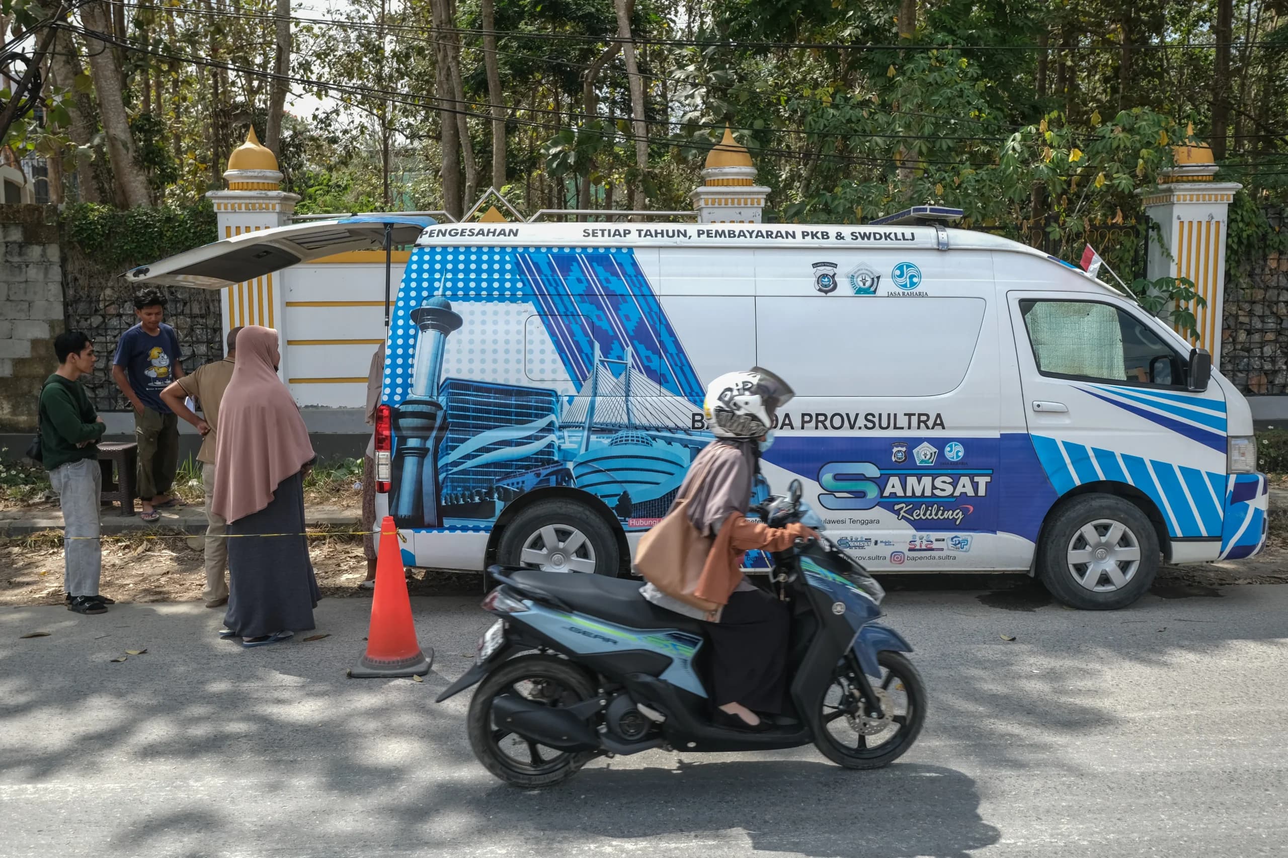 Warga antre membayar pajak kendaraan di mobil samsat keliling di Kota Kendari, Sulawesi Tenggara Warga antre membayar pajak kendaraan di mobil samsat keliling di Kota Kendari, Sulawesi Tenggara