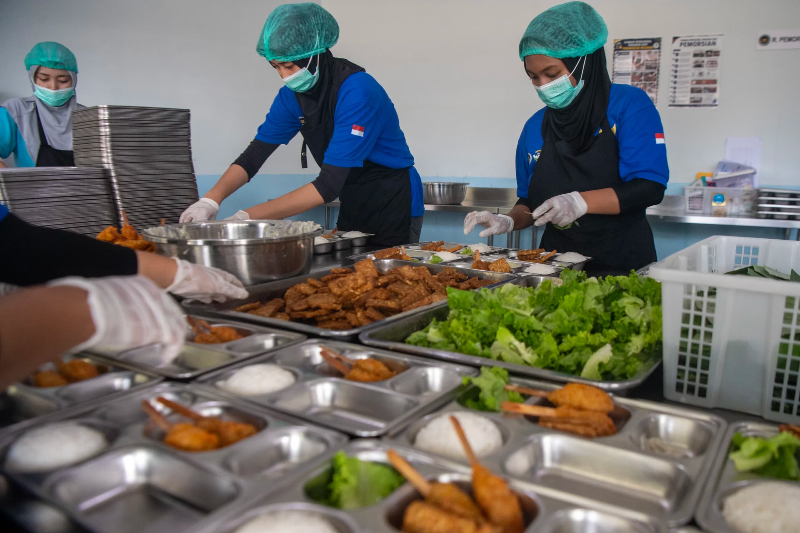 Pekerja menyiapkan paket makanan untuk program makan bergizi gratis (MBG) di dapur Satuan Pelayanan Pemenuhan Gizi (SPPG) Polda Sumatera Selatan di Palembang, Sumatera Selatan Pekerja menyiapkan paket makanan untuk program makan bergizi gratis (MBG) di dapur Satuan Pelayanan Pemenuhan Gizi (SPPG) Polda Sumatera Selatan di Palembang, Sumatera Selatan