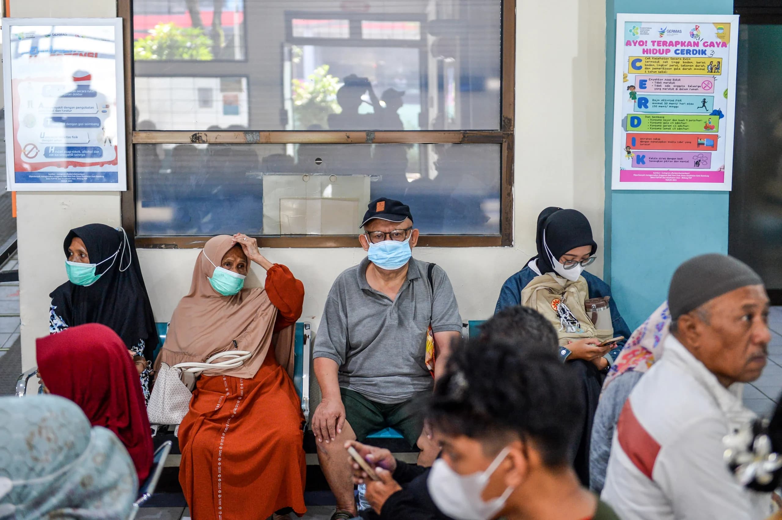 Warga menunggu antrean sebelum menjalani pemeriksaan kesehatan di Puskesmas Ibrahim Adjie, Bandung, Jawa Barat, Senin (28/9/2026). Warga menunggu antrean sebelum menjalani pemeriksaan kesehatan di Puskesmas Ibrahim Adjie, Bandung, Jawa Barat, Senin (28/9/2026).