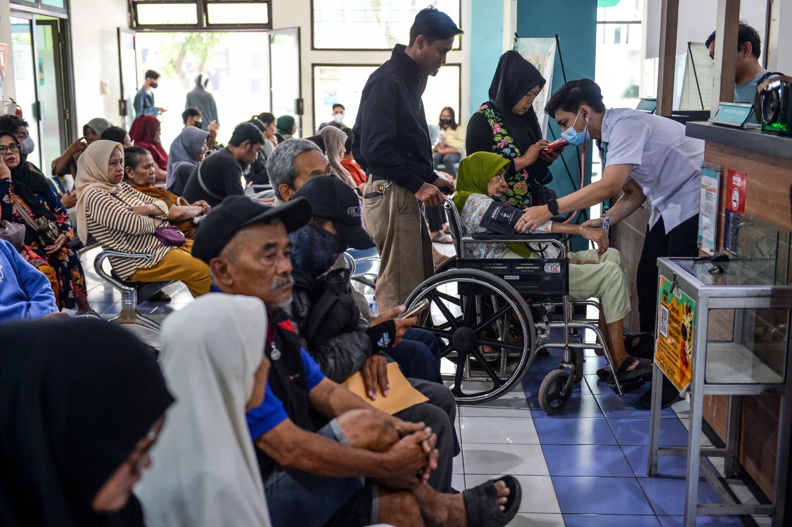 Petugas kesehatan memeriksa tensi pasien di Puskesmas Ibrahim Adjie, Bandung, Jawa Barat, Senin (28/9/2026). Petugas kesehatan memeriksa tensi pasien di Puskesmas Ibrahim Adjie, Bandung, Jawa Barat, Senin (28/9/2026).