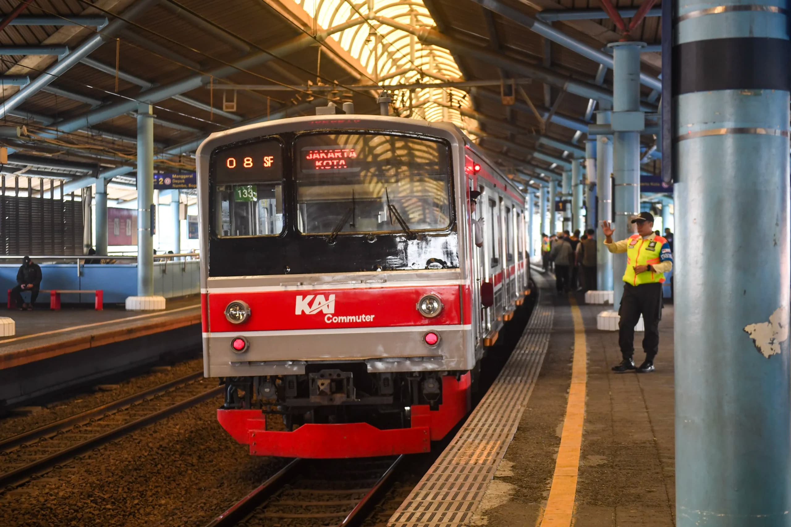 Kereta Rel Listrik (KRL) Commuter Line rute Bogor-Jakarta Kota melintas di Stasiun Juanda, Jakarta. (Sumber: Antara Foto/Muhammad Adimaja/nz) Kereta Rel Listrik (KRL) Commuter Line rute Bogor-Jakarta Kota melintas di Stasiun Juanda, Jakarta. (Sumber: Antara Foto/Muhammad Adimaja/nz)