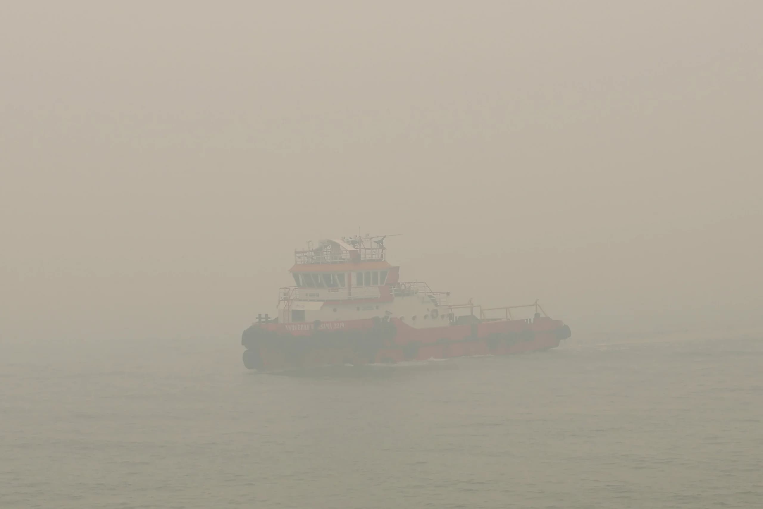 Sebuah kapal melintas di perairan Pelabuhan Kijing yang diselimuti kabut asap pekat di Kabupaten Mempawah, Kalimantan Barat, Sabtu (12/9/2026). Sebuah kapal melintas di perairan Pelabuhan Kijing yang diselimuti kabut asap pekat di Kabupaten Mempawah, Kalimantan Barat, Sabtu (12/9/2026).