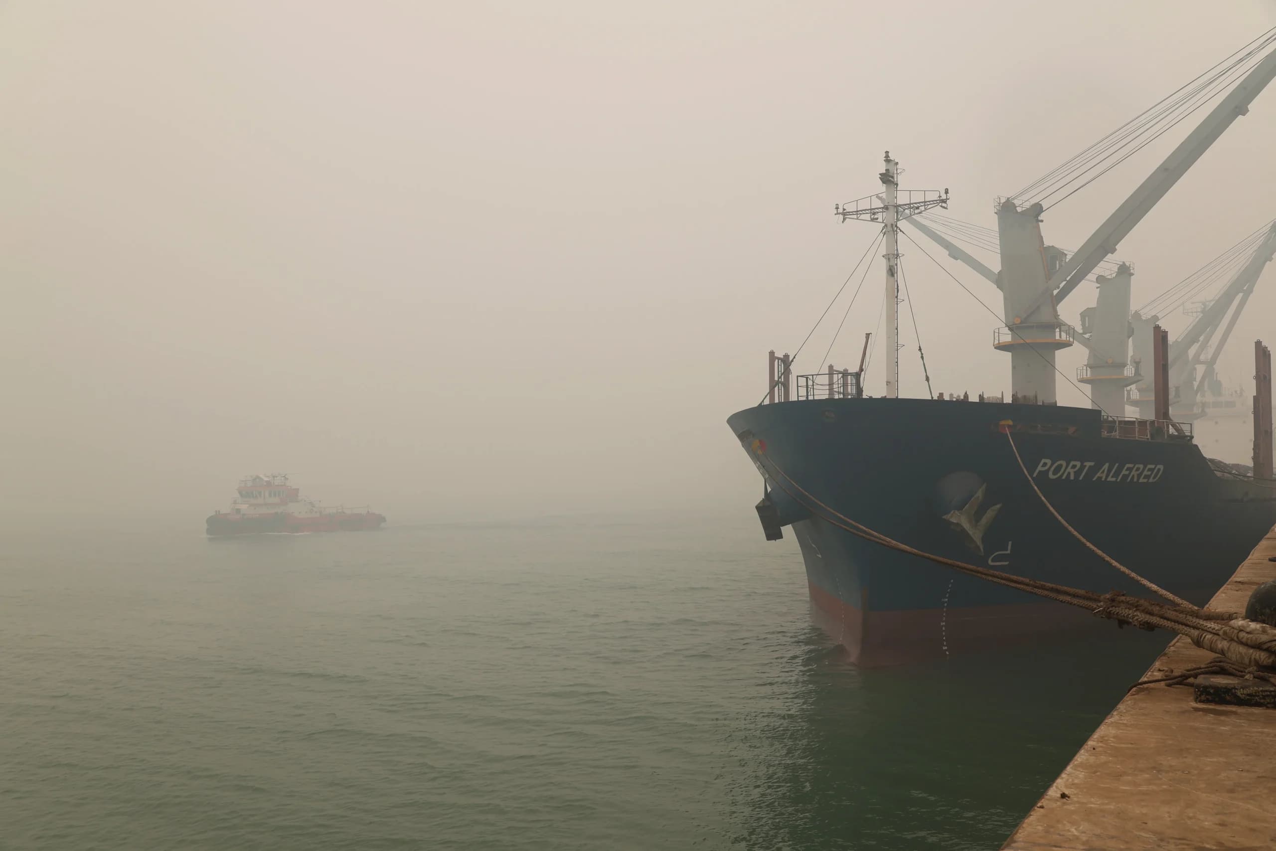Sebuah kapal melintas di perairan Pelabuhan Kijing yang diselimuti kabut asap pekat di Kabupaten Mempawah, Kalimantan Barat, Sabtu (12/9/2026). Sebuah kapal melintas di perairan Pelabuhan Kijing yang diselimuti kabut asap pekat di Kabupaten Mempawah, Kalimantan Barat, Sabtu (12/9/2026).