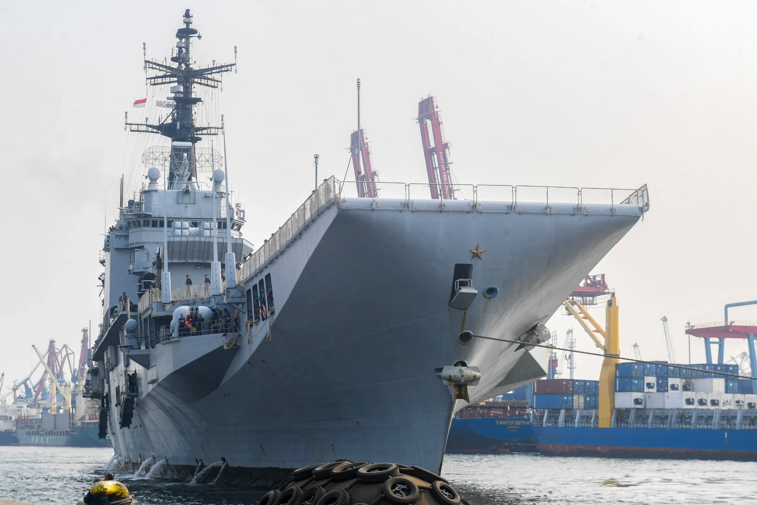 Kapal induk ITS Giuseppe Garibaldi-551 tiba di Dermaga 107 Pelabuhan Tanjung Priok, Jakarta, Jumat (18/9/2026). Kapal induk ITS Giuseppe Garibaldi-551 tiba di Dermaga 107 Pelabuhan Tanjung Priok, Jakarta, Jumat (18/9/2026).