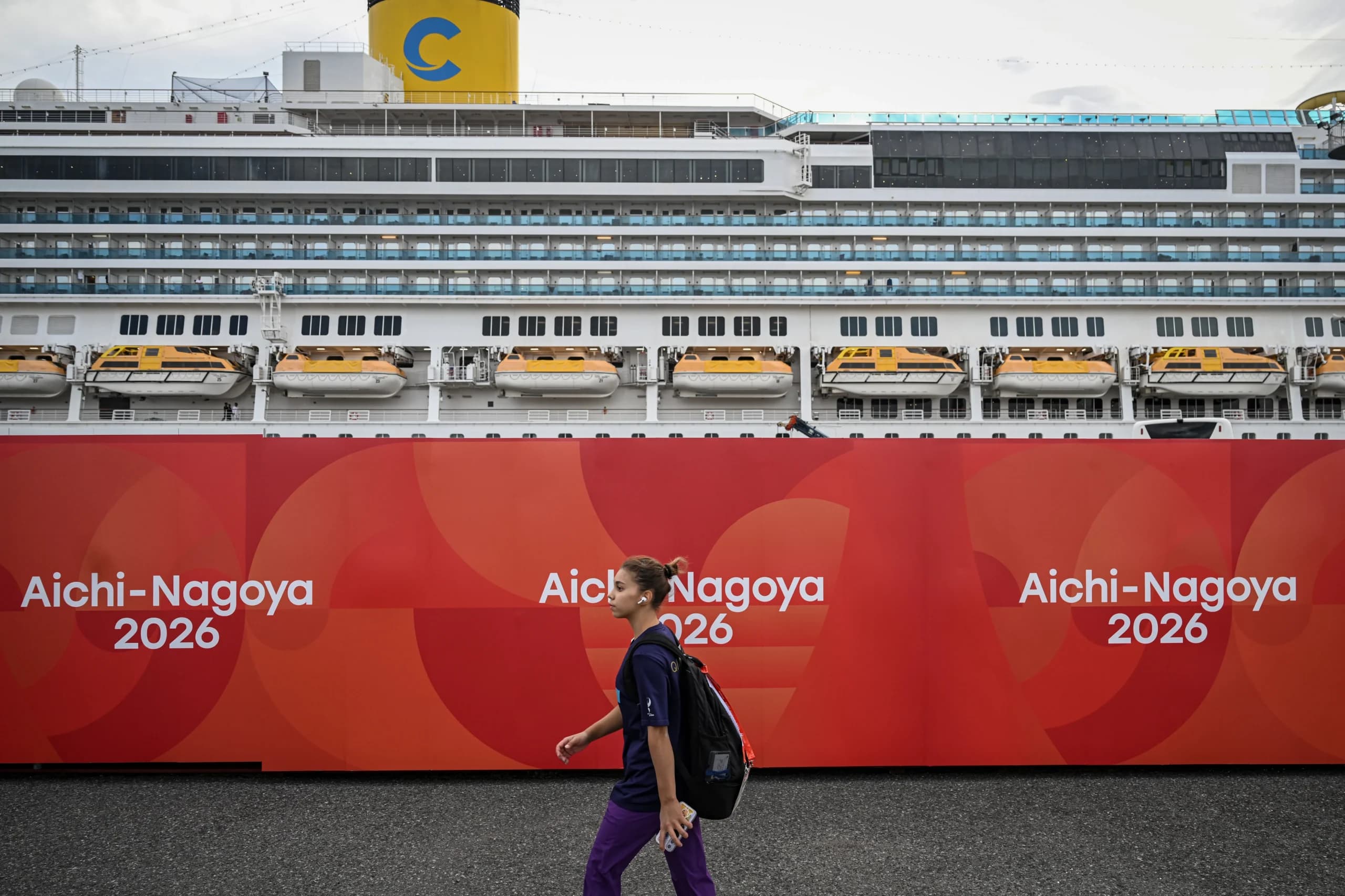 Seorang atlet berjalan di depan Kapal Pesiar Costa Serena di Pelabuhan Nagoya, Aichi, Jepang, Jumat (18/9/2026). Seorang atlet berjalan di depan Kapal Pesiar Costa Serena di Pelabuhan Nagoya, Aichi, Jepang, Jumat (18/9/2026).