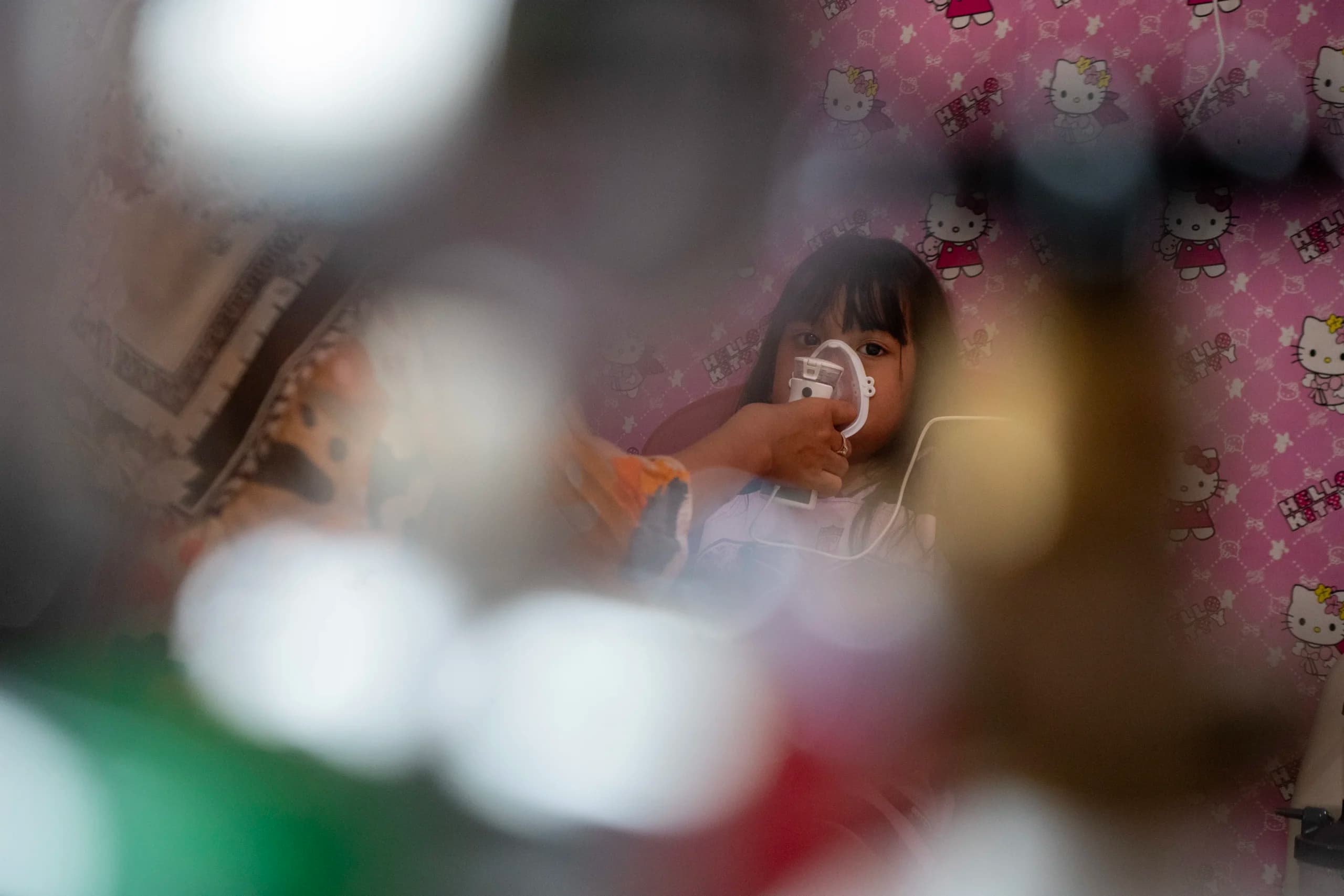 Seorang anak yang mengalami gejala infeksi saluran pernapasan akut (ISPA) mendapatkan perawatan dengan nebulizer di Posko Kesehatan Kebakaran Hutan dan Lahan (Karhutla) Puskesmas Sukarami, Palembang, Sumatera Selatan, Selasa (15/9/2026). Seorang anak yang mengalami gejala infeksi saluran pernapasan akut (ISPA) mendapatkan perawatan dengan nebulizer di Posko Kesehatan Kebakaran Hutan dan Lahan (Karhutla) Puskesmas Sukarami, Palembang, Sumatera Selatan, Selasa (15/9/2026).