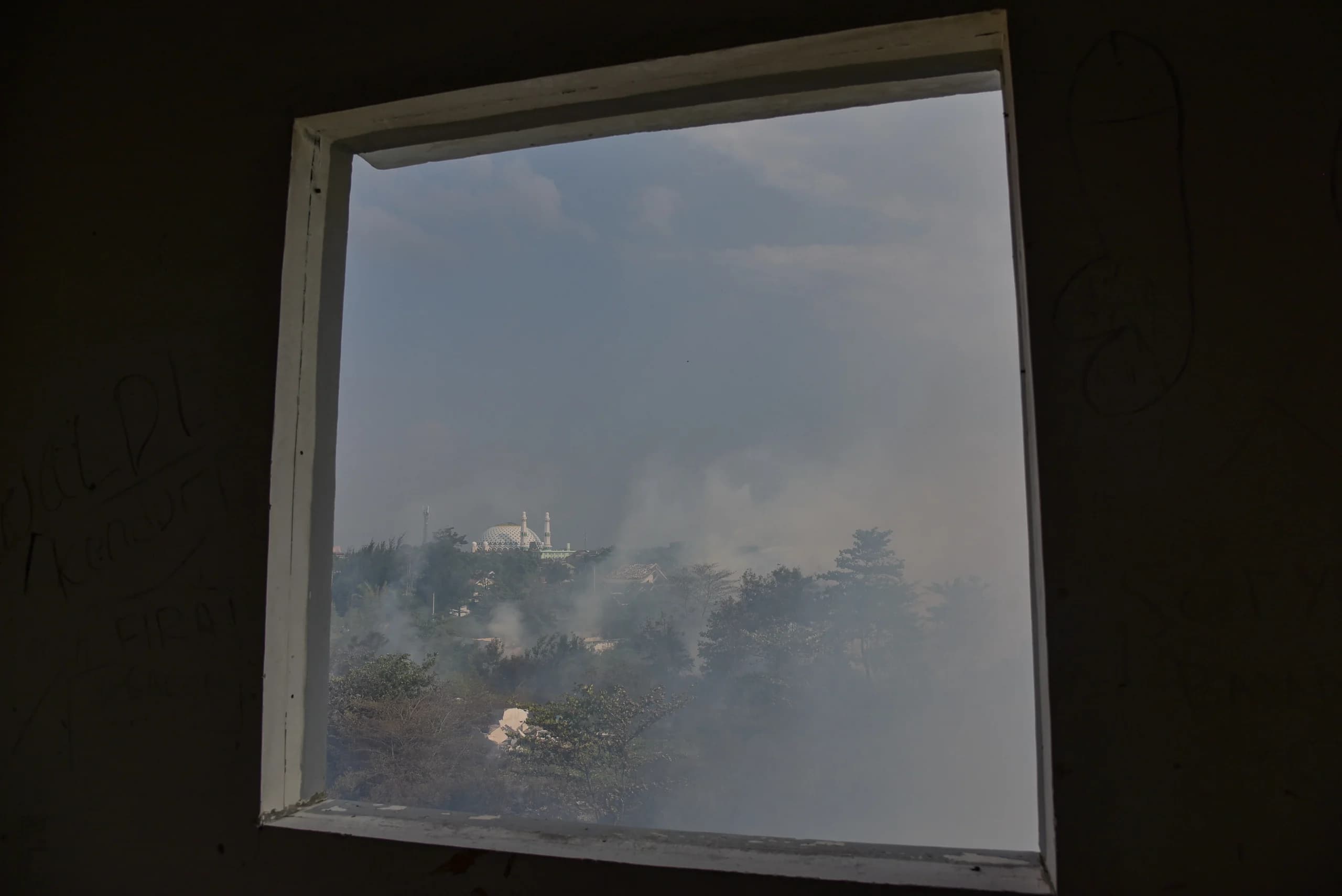Kabut asap mengepul akibat kebakaran lahan gambut di Kecamatan Palu Barat, Palu, Sulawesi Tengah, Sabtu (19/9/2026). Kabut asap mengepul akibat kebakaran lahan gambut di Kecamatan Palu Barat, Palu, Sulawesi Tengah, Sabtu (19/9/2026).