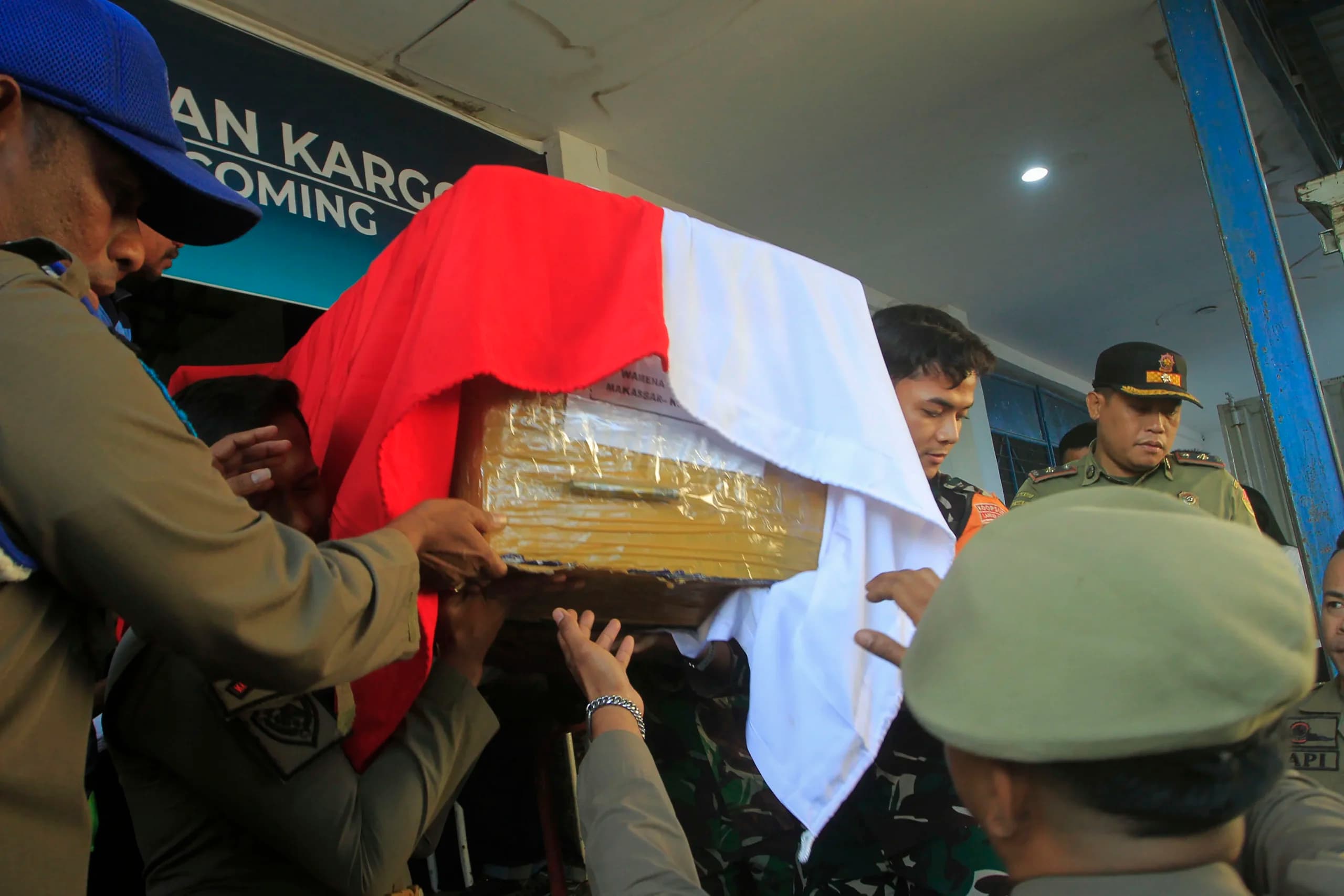 Personel TNI AU dan Satpol PP mengangkat peti berisi jenazah Wili Mbuik yang tiba di Bandara El Tari Kupang, Provinsi NTT, Jumat (11/9/2026). Personel TNI AU dan Satpol PP mengangkat peti berisi jenazah Wili Mbuik yang tiba di Bandara El Tari Kupang, Provinsi NTT, Jumat (11/9/2026).